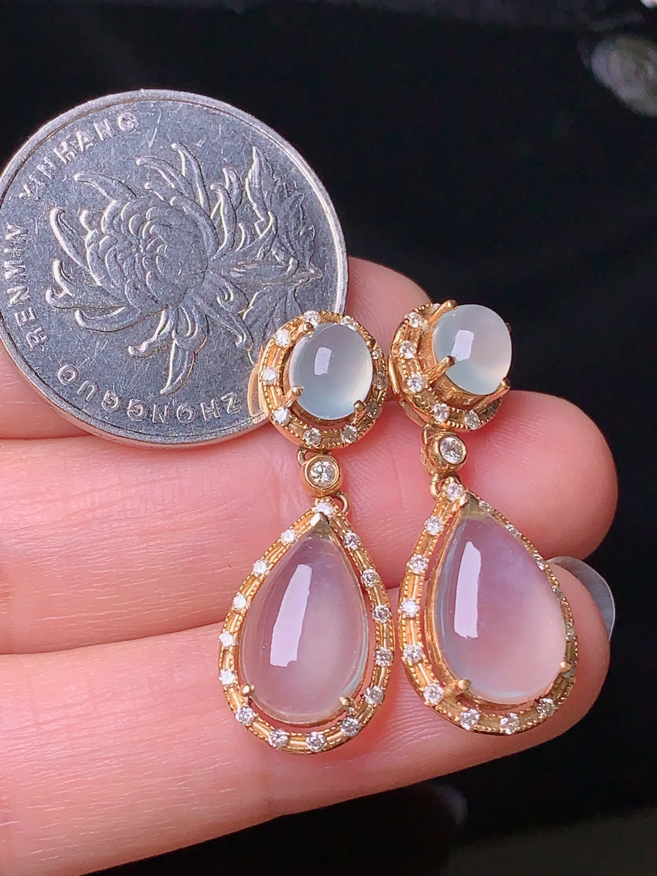 18k金钻镶嵌冰种蛋面耳坠 玉质细腻 色泽清新艳丽 整体尺寸29.3*11.6*6.6