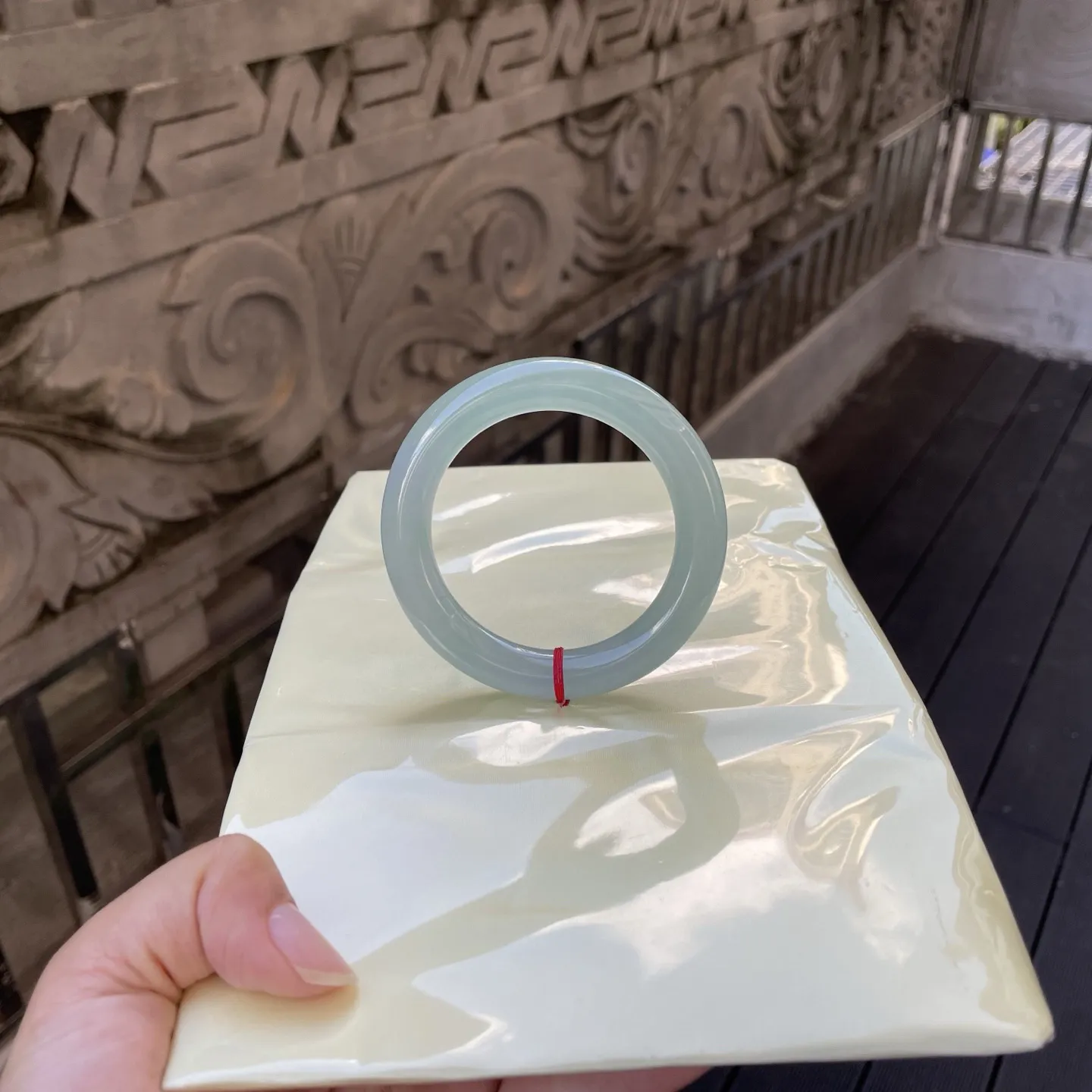 58圆条
晴底，澄澈山涧中采来的璞玉，浅淡的色调泛着温润质感，圆润的镯身似藏着山水间的灵秀与静谧