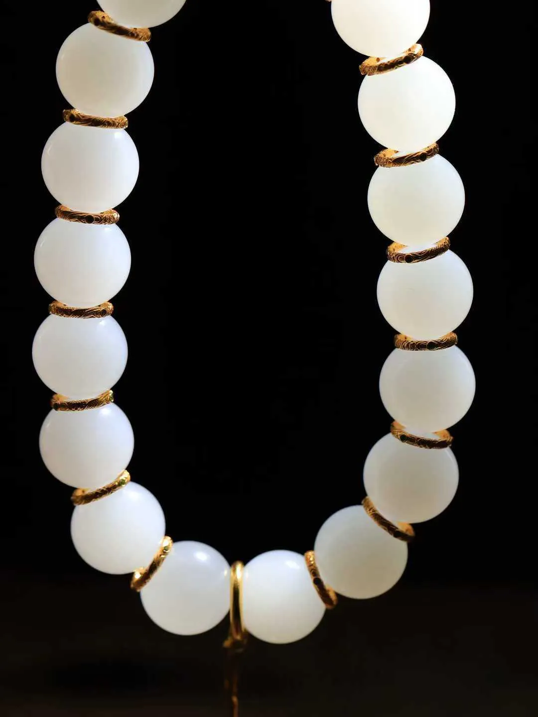 【珠圆玉润.手持】

收藏级️和田玉白玉珠圆玉润手持玉质温润细腻  整串打磨圆润，佩戴舒适。珠珠落玉盘，间关莺语花底滑，一生美好时光，无论身在何处，都有它相伴相守。事事顺遂，幸福美满，吉祥如意。重142克 尺寸取一16mm  FDA-11110433