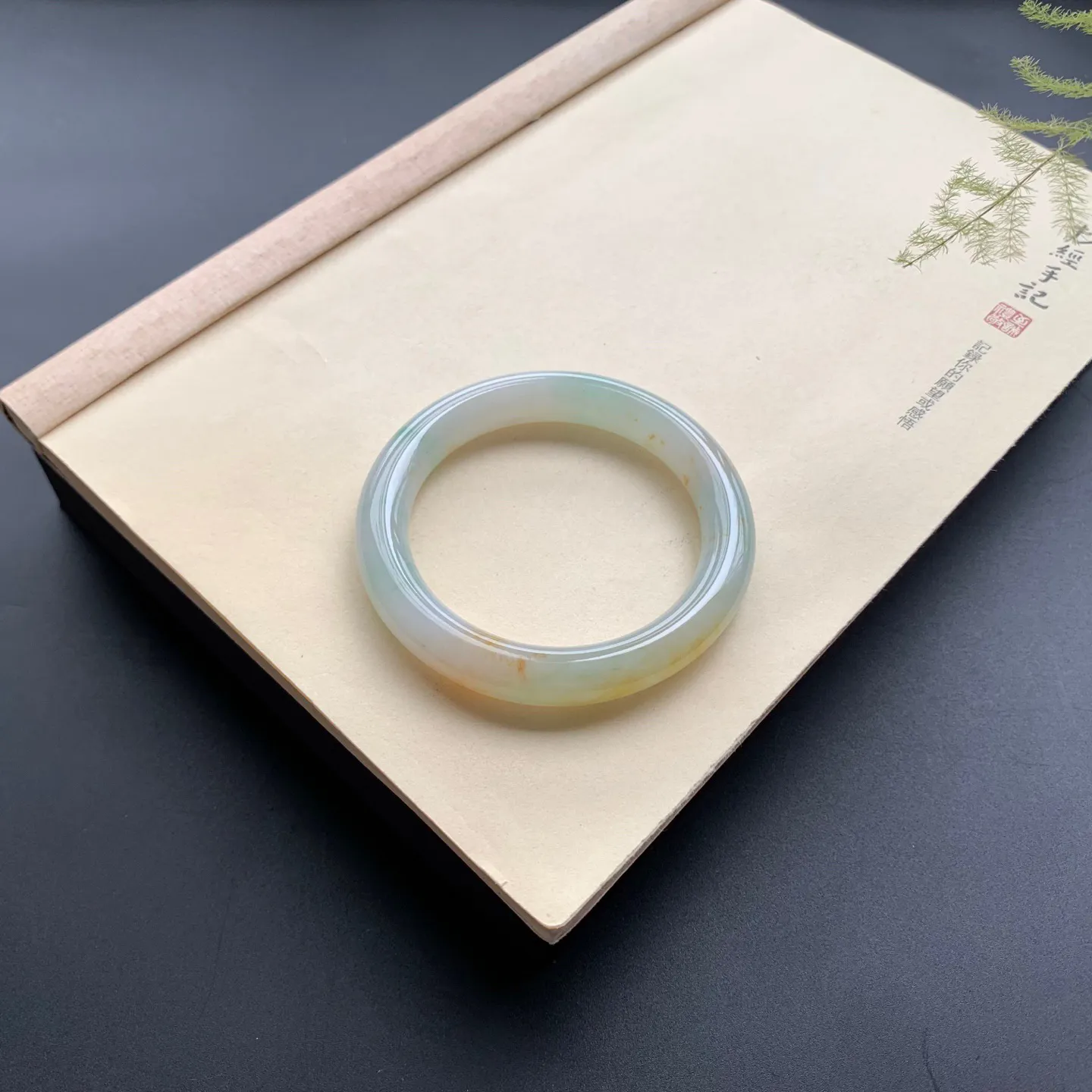 60圈口黄翡飘绿圆条手镯 尺寸：60-12-11，无纹裂，细腻光滑，条形饱满