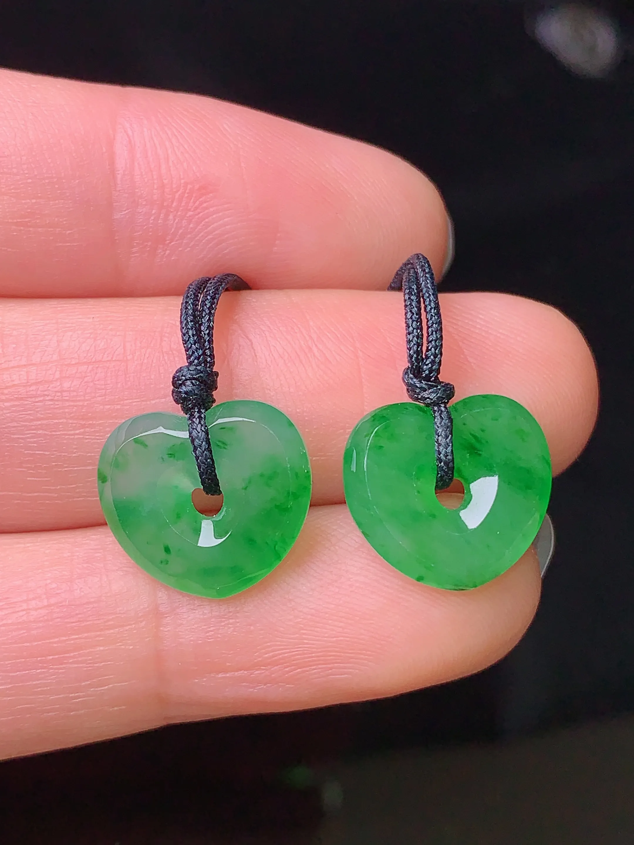 镶嵌款 翠绿心形吊坠 玉质细腻 色泽清新艳丽 整体尺寸11.6*12.8*3