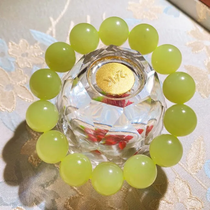 新疆和田玉若羌黄口料圆珠手串。单颗尺寸16重84.5克。玉质细腻油润。手推出油。佩戴高端典雅。lt2