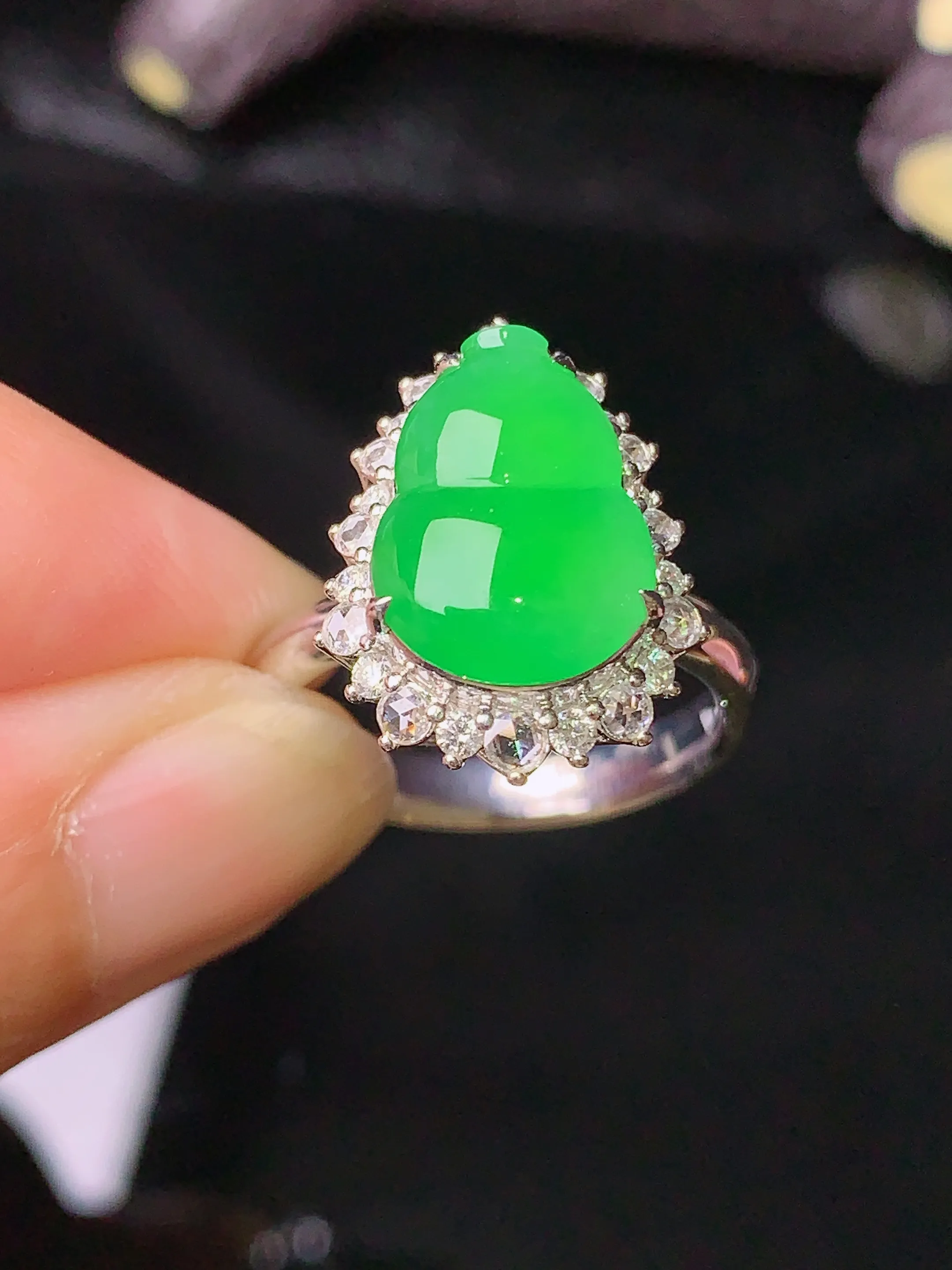 18k金钻镶嵌葫芦戒指 玉质细腻 色泽清新艳丽 圈口13.5 整体尺寸17.8*13.3*10