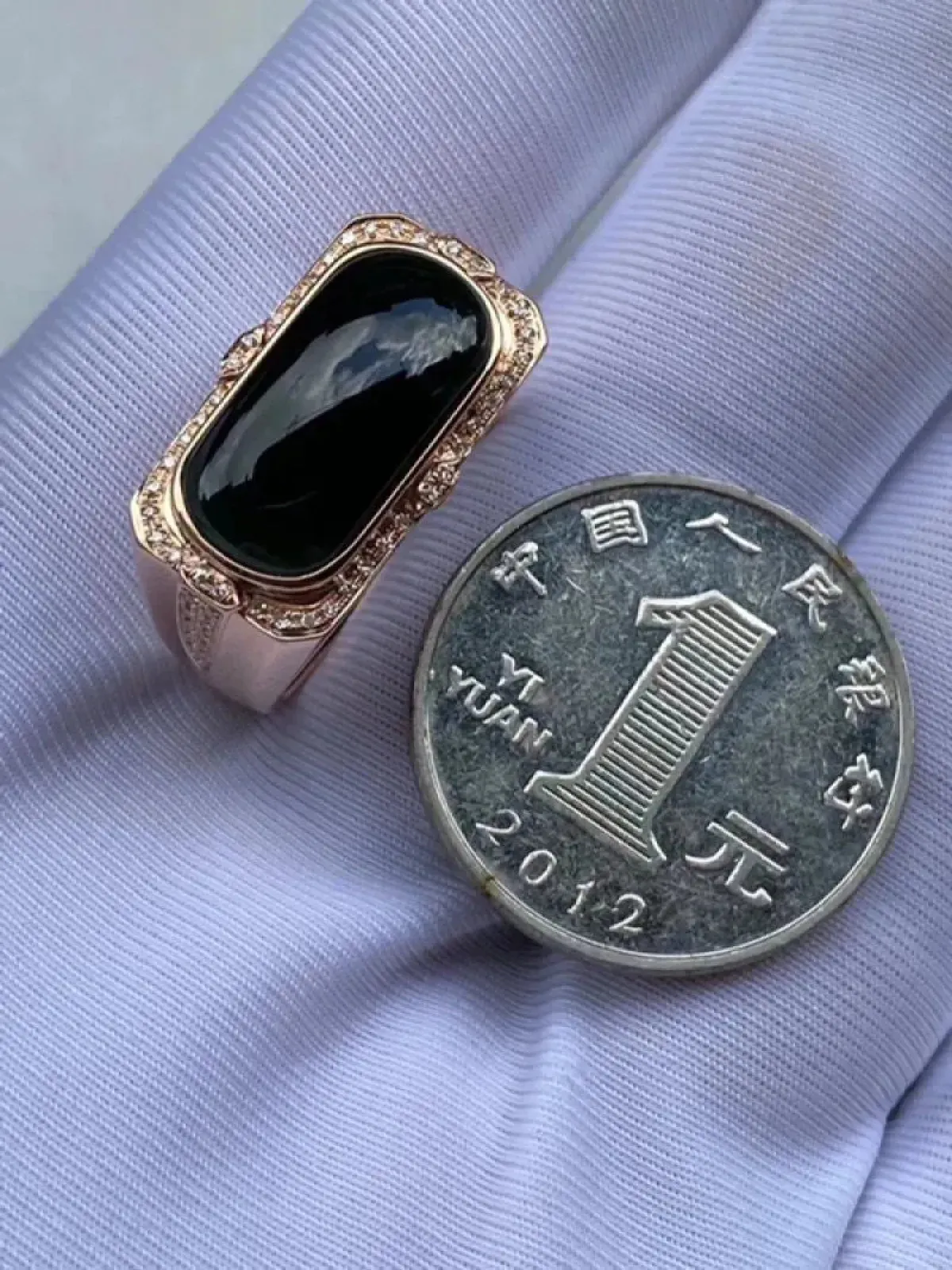 墨翠【马鞍戒指】18K金+南非钻镶嵌，细腻干净，黑度极黑，性价比高，雕工精湛，打灯透绿 裸石尺寸：17.7*9.2*6.8‘