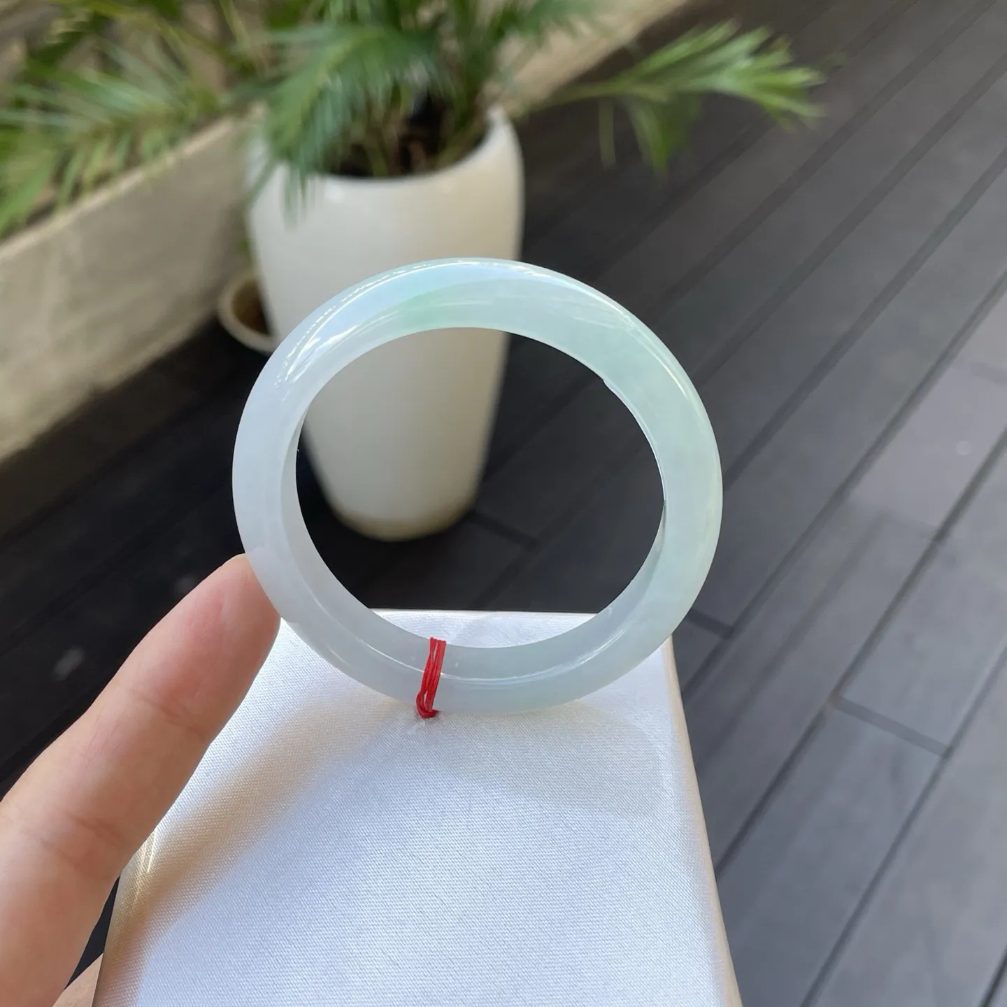 52圈口
晴底，江南烟雨中拾得的玉饰，那清透的质地，像初融的春冰，带着一丝沁人的凉与雅致的韵