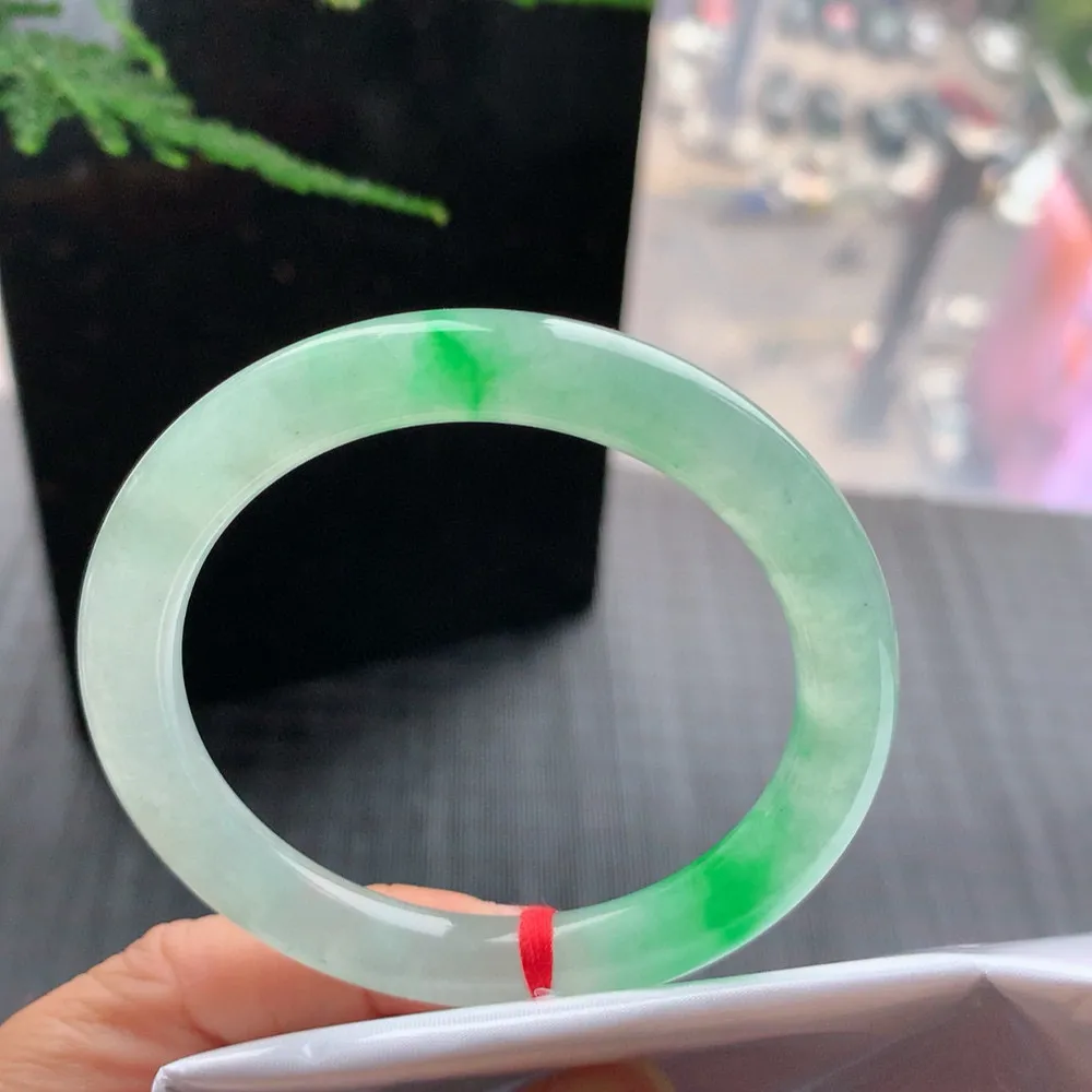 圆条高冰阳绿 无瑕 尺寸:53.8/8.3/8.6 种色俱佳