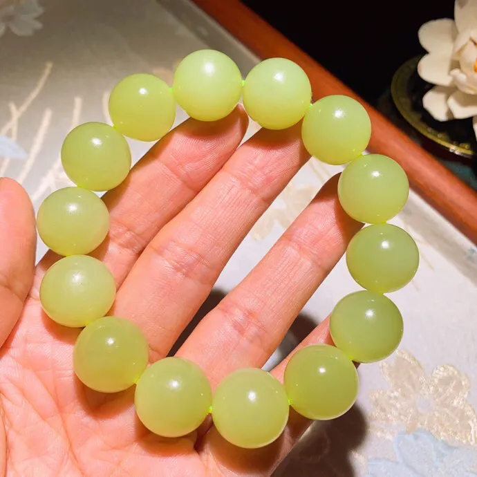 新疆和田玉若羌黄口料圆珠手串。单颗尺寸16重84.5克。玉质细腻油润。手推出油。佩戴高端典雅。lt251104