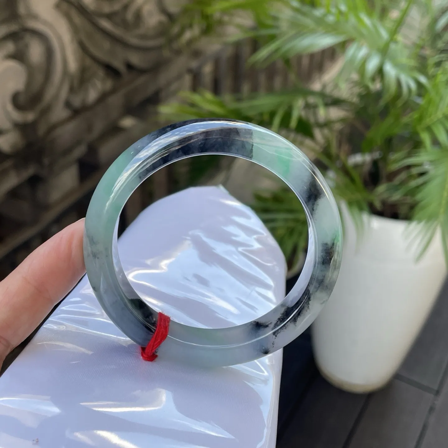 57+圈口🪁
飘花，一汪凝住的春水，墨色的纹理如远山淡影，几点翠色又像春草初萌，在光下漾着清透的韵致