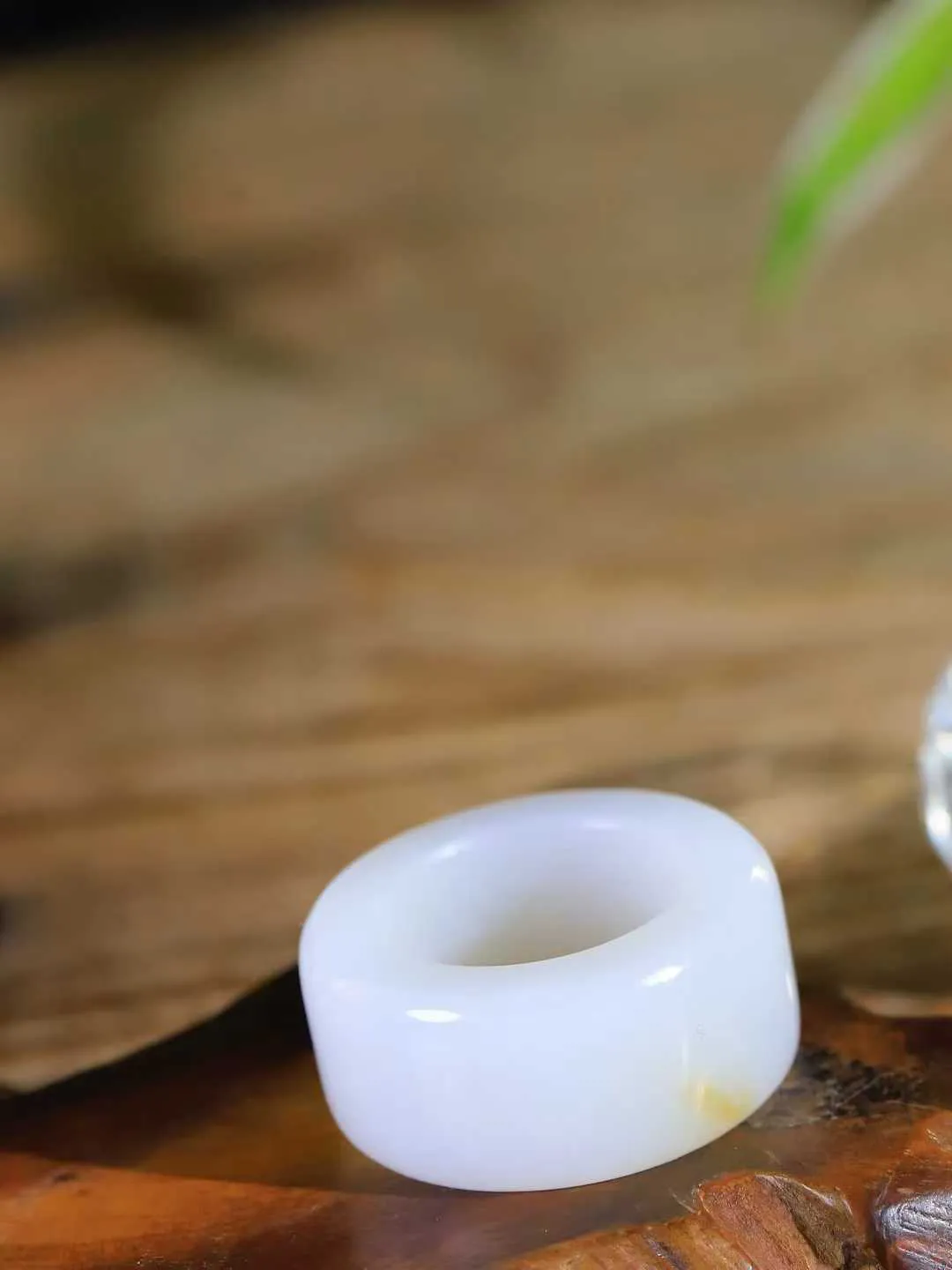 （古韵.扳指）

精品和田玉糖白玉扳指，玉质温润，油润感十足， 整器古韵生辉。优雅高贵。运筹帷幄