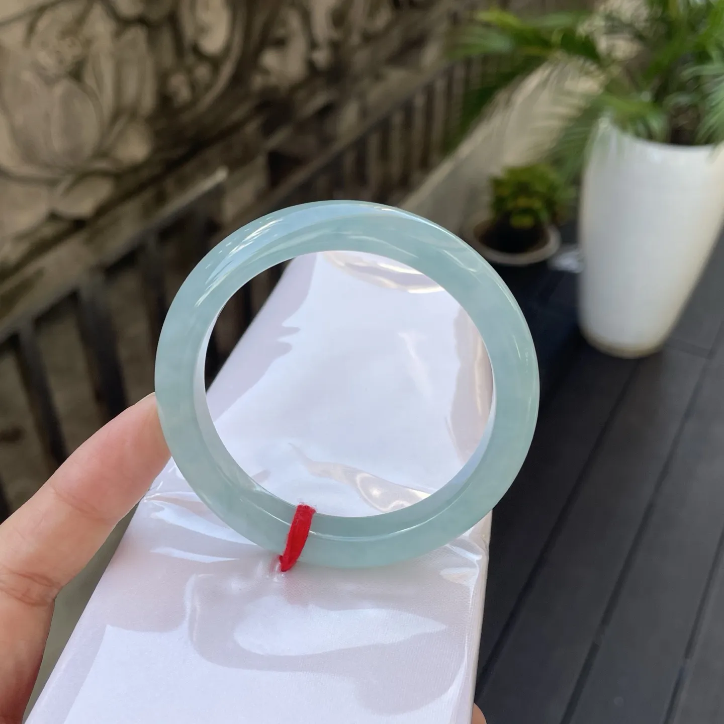 56圈口🫐
蓝底，雨后初晴的天空被揉进了玉石，每一次流转都似有清泉在玉里叮咚作响，满是清灵的韵致