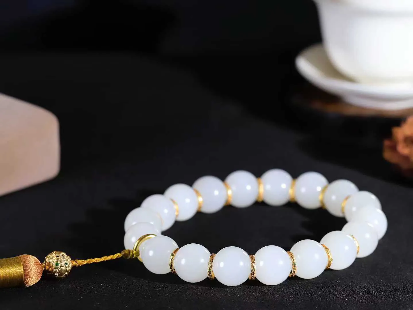 【珠圆玉润.手持】

收藏级️和田玉白玉珠圆玉润手持玉质温润细腻  整串打磨圆润，佩戴舒适。珠珠落