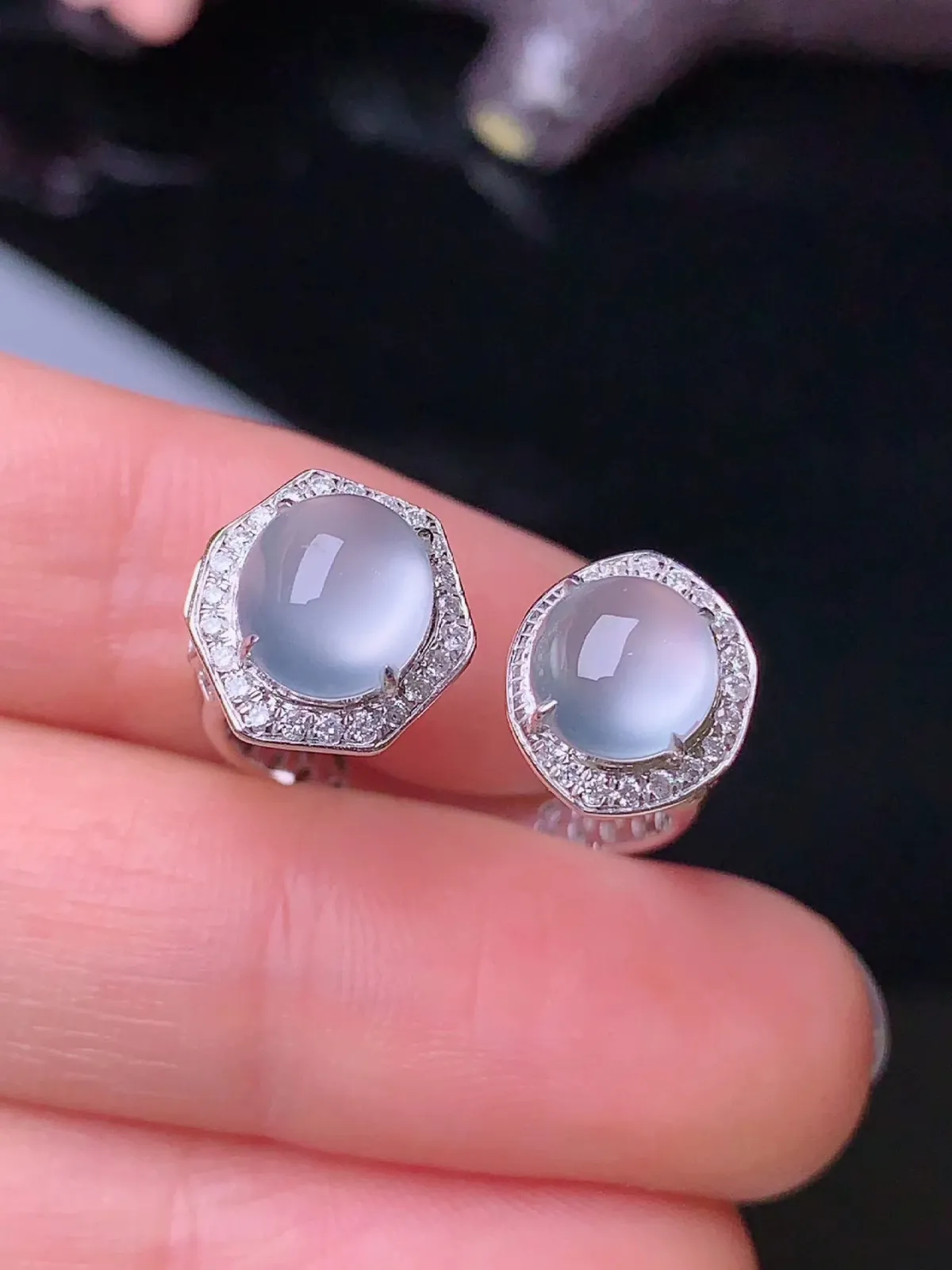 18k金钻镶嵌冰种蛋面戒指 玉质细腻 色泽艳丽 圈口14 整体尺寸10.6*10*7.8