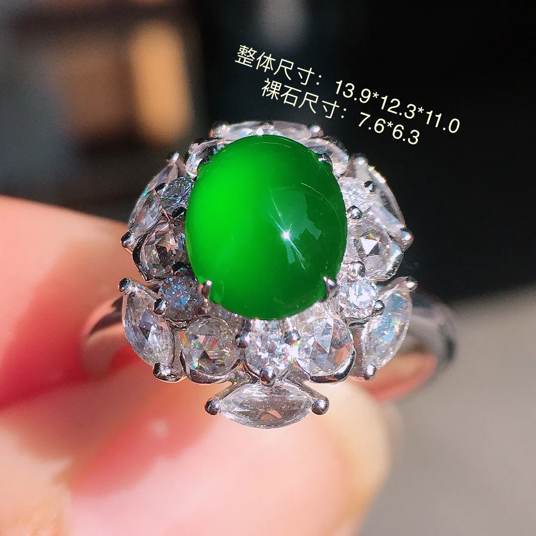 辣绿蛋面戒指，色泽均匀浓郁，玉质细腻，荧光感超
强，饱满圆润，尽显优雅气质，18k
金豪华镶嵌