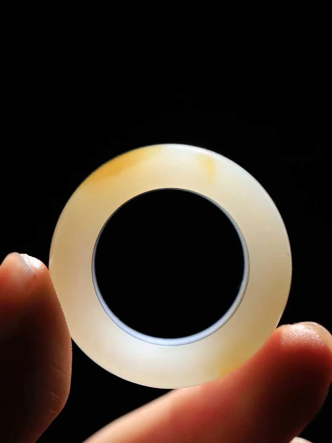 （古韵.扳指）

精品和田玉糖白玉扳指，玉质温润，油润感十足， 整器古韵生辉。优雅高贵。运筹帷幄于掌中，决胜于千里之外。重23.4克   圈口21.5mm  尺寸15.3-6.3mm  23110433A