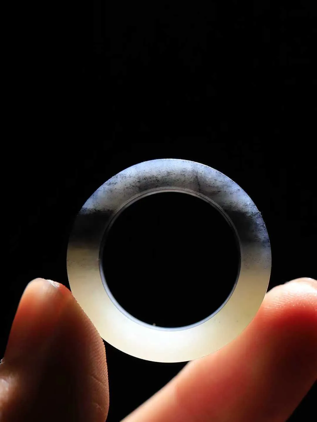 （籽.古韵.扳指）

新疆和田青花籽料扳指，玉质温润，油润感十足， 整器古韵生辉。优雅高贵。运筹帷幄于掌中，决胜于千里之外。重10.9克   圈口19.8mm  尺寸10.8-4.5mm  23110433A