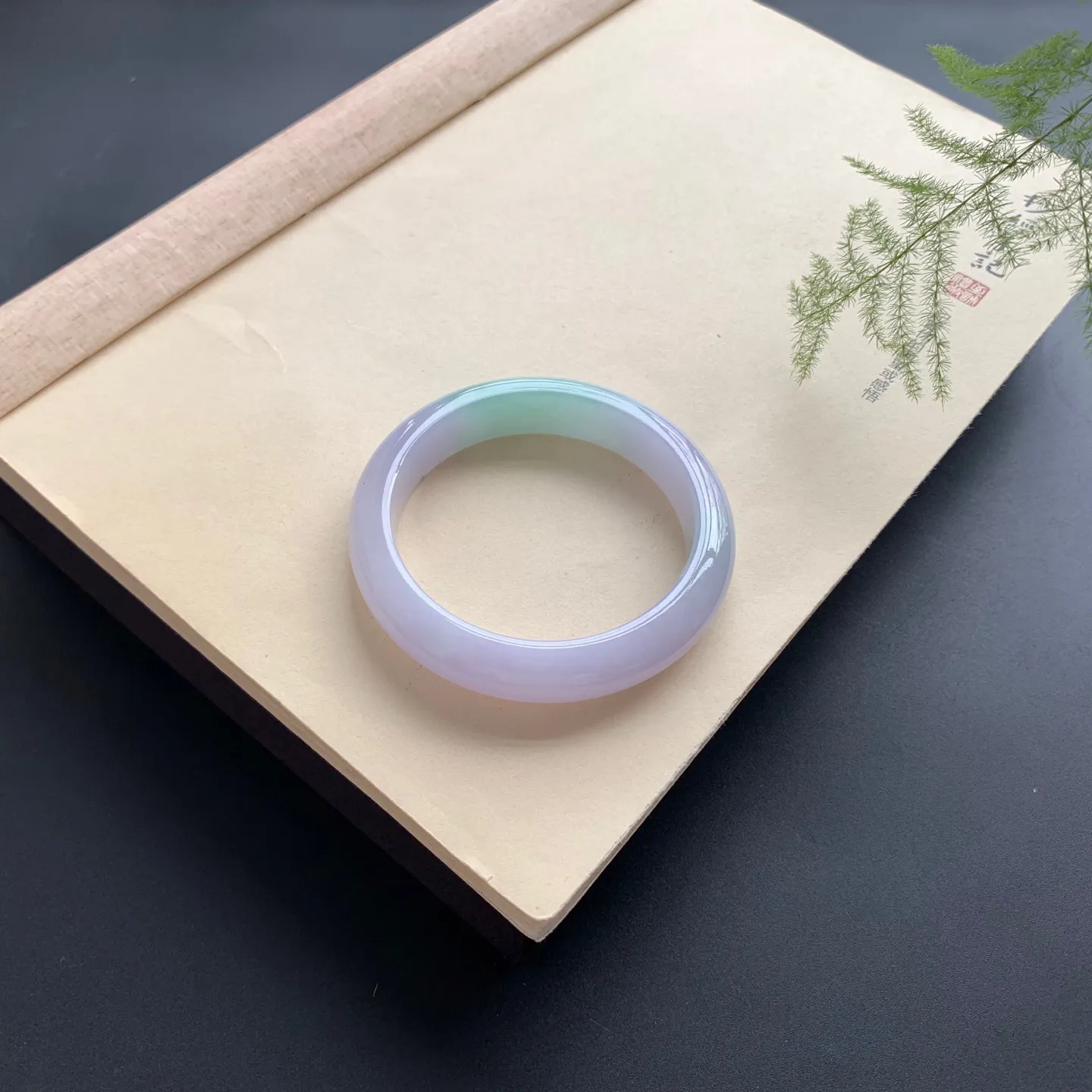 59圈口飘绿正圈手镯 尺寸：59-13.3-8，无纹裂，细腻光滑，色泽靓丽