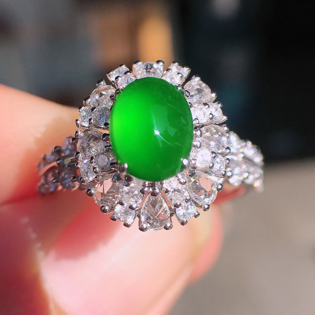 辣绿蛋面戒指，色泽均匀浓郁，玉质细腻，荧光感超
强，饱满圆润，尽显优雅气质，18k
金豪华镶嵌