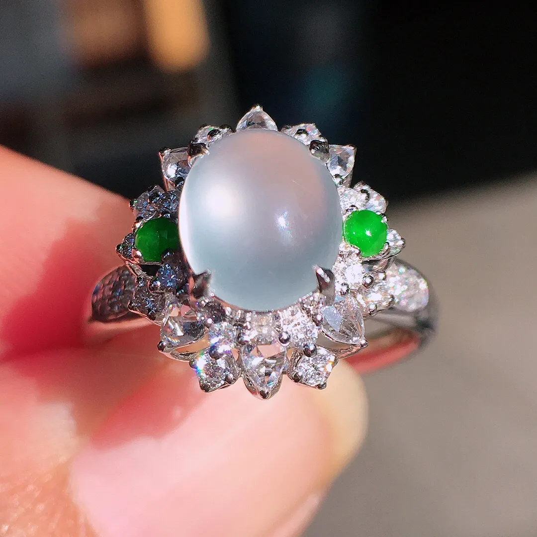 玻璃种蛋面戒指，玉质细腻，荧光感超
强，饱满圆润，尽显优雅气质，18k
金豪华镶嵌