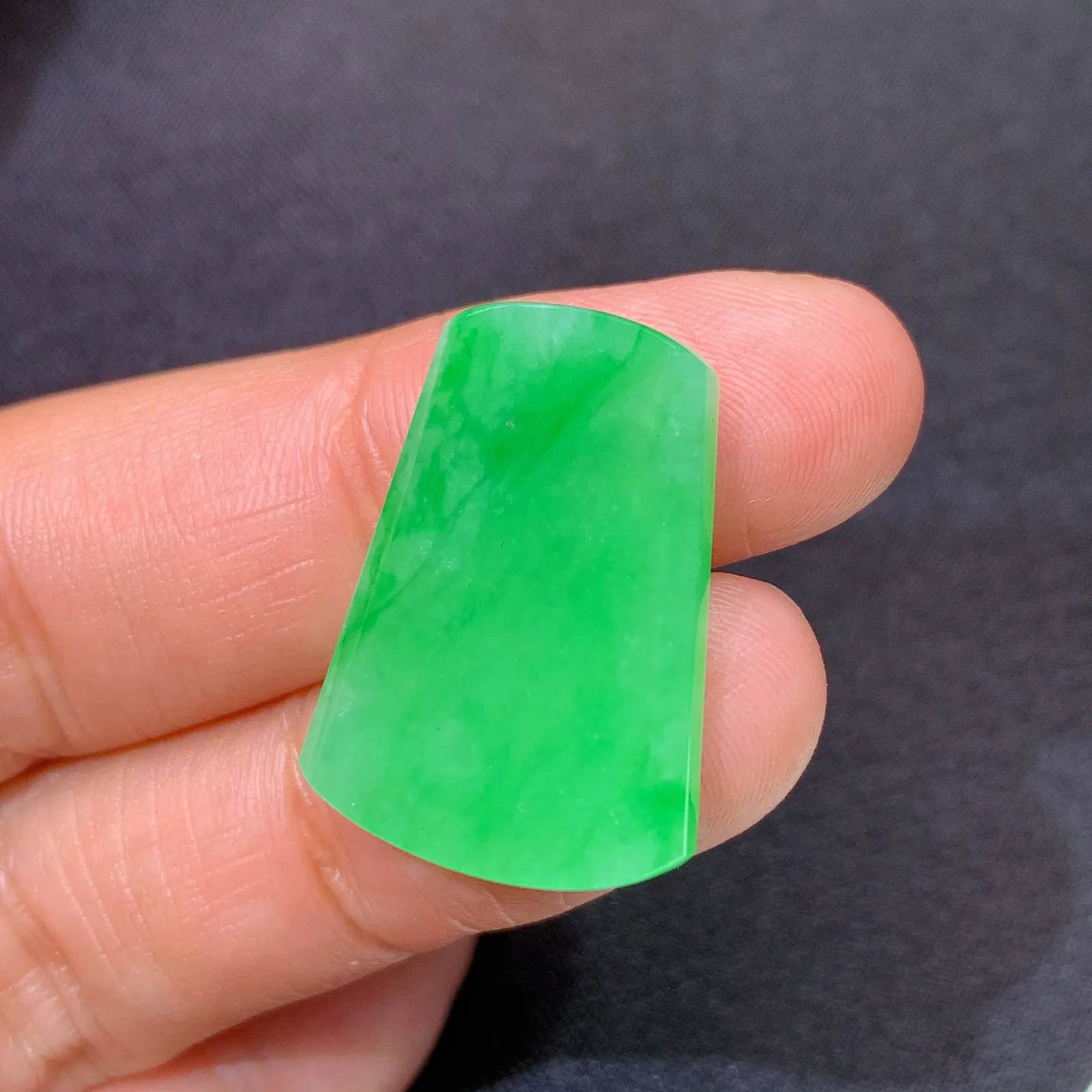 阳绿无事牌，冰润色阳，玉质细腻，种水足 尺寸23.5*16.9*2.9