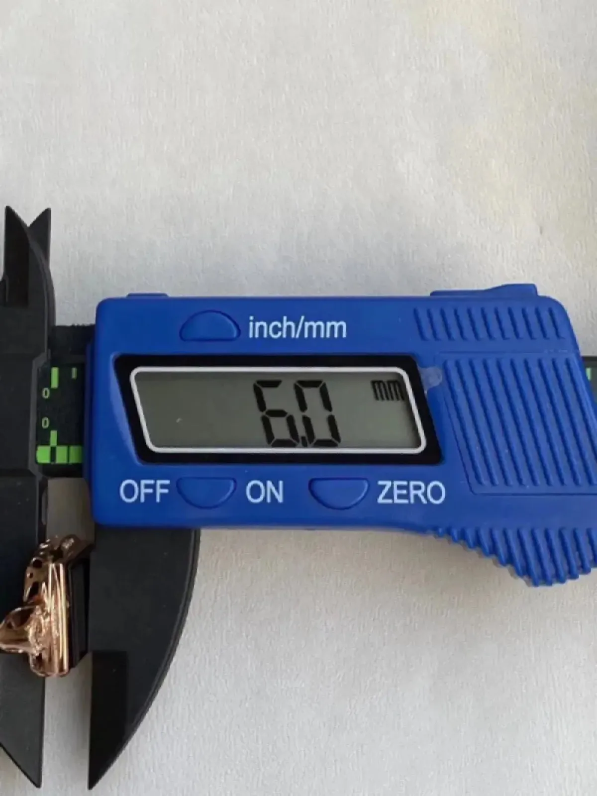 墨翠：【无事牌吊坠】18K金+南非钻镶嵌，细腻干净，黑度极黑，性价比高，做工精致，打灯透绿 裸石尺寸：17.2*13.8*3.0‘