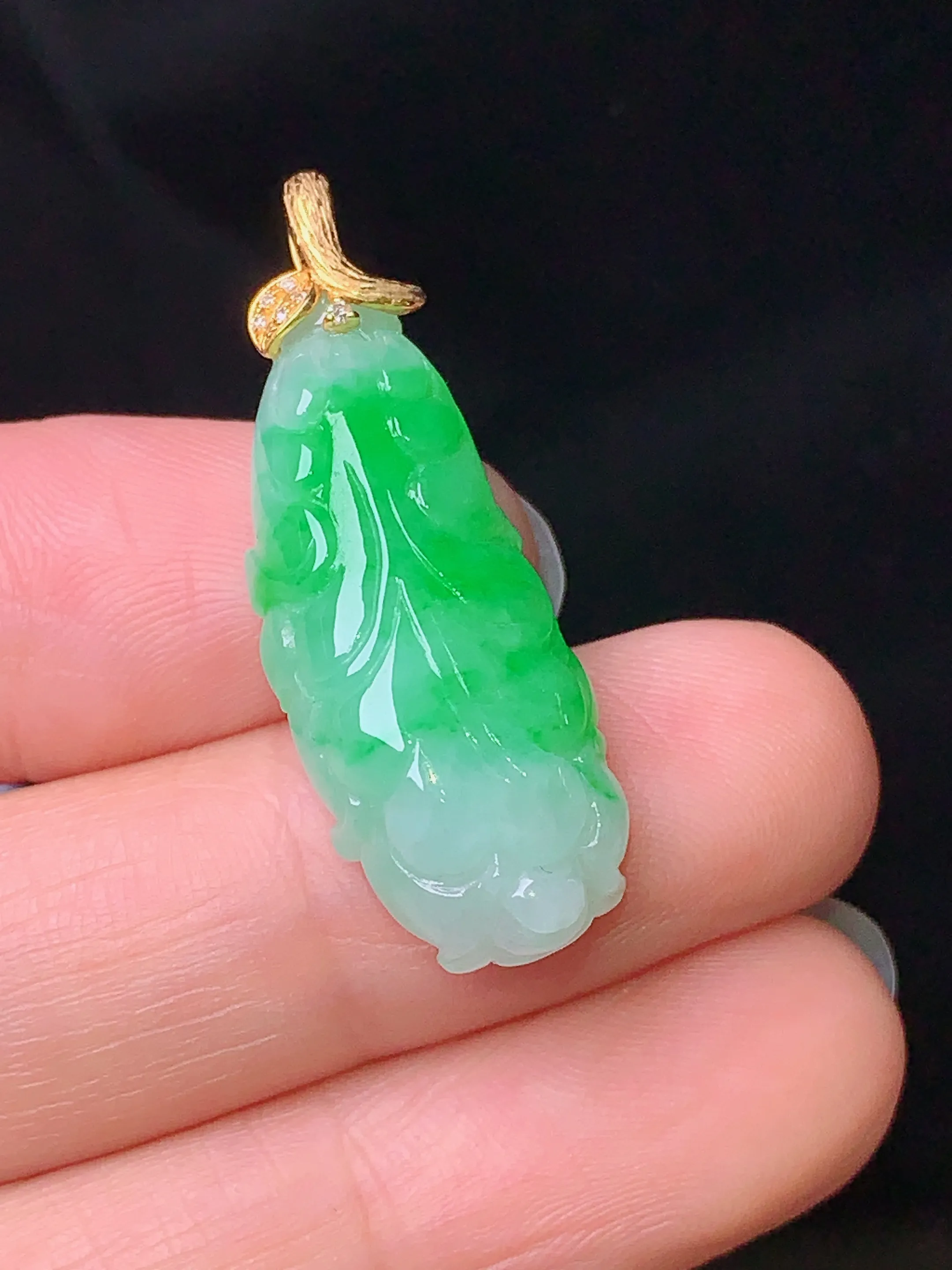 18k金钻镶嵌翠绿白菜吊坠 玉质细腻 色泽清新艳丽 整体尺寸33*11.5*7