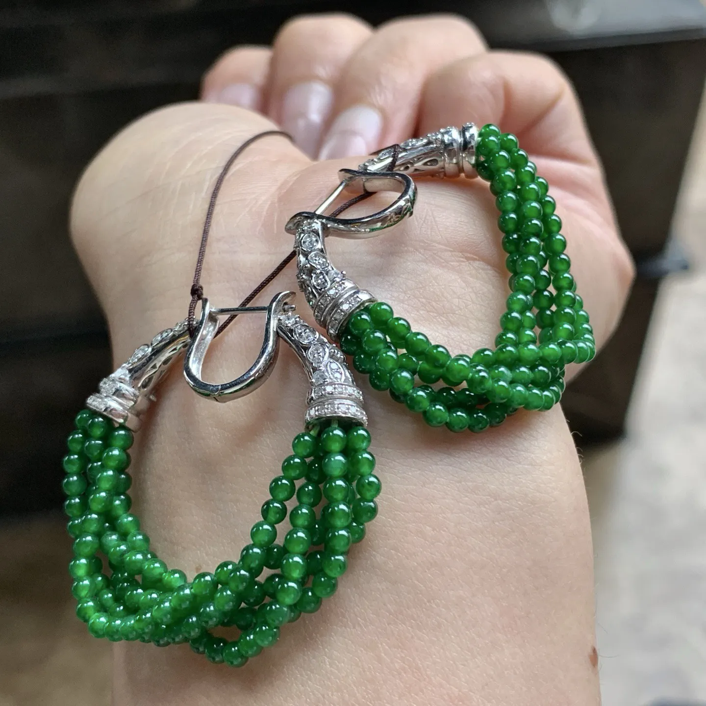 金钻镶嵌辣绿色珠珠耳坠^_^颜色浓郁 鲜艳