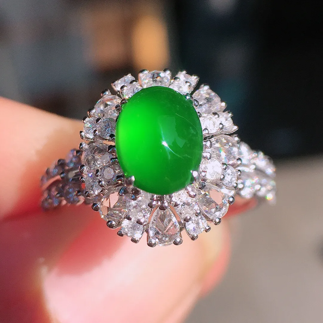 辣绿蛋面戒指，色泽均匀浓郁，玉质细腻，荧光感超
强，饱满圆润，尽显优雅气质，18k
金豪华镶嵌