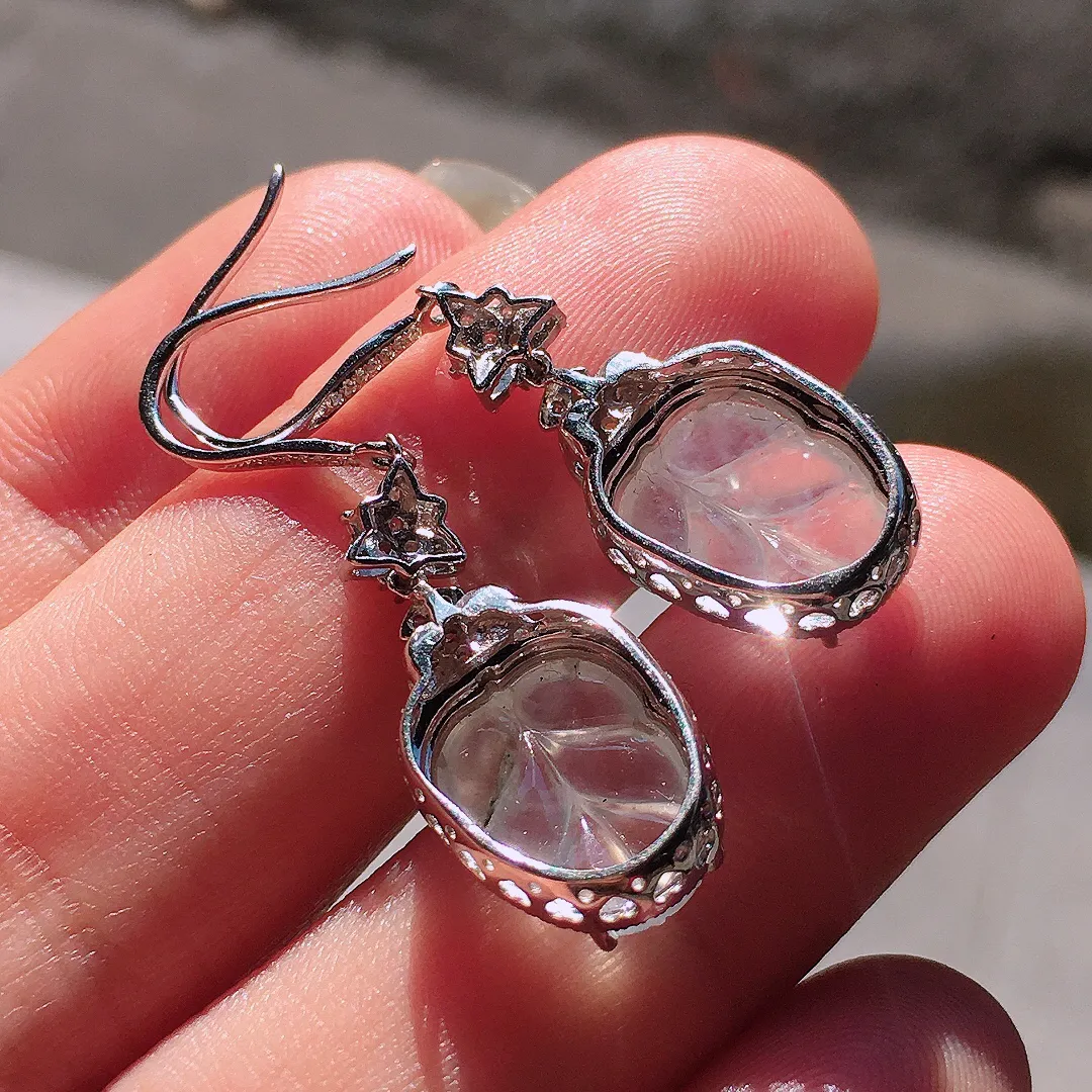 冰种玉叶耳坠，玉质细腻，荧光感超
强，饱满圆润，尽显优雅气质，18k
金豪华镶嵌