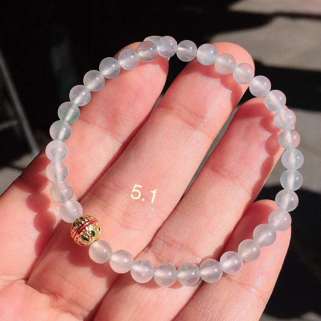 冰种珠子手串，玉质细腻，荧光感超
强，饱满圆润，尽显优雅气质，