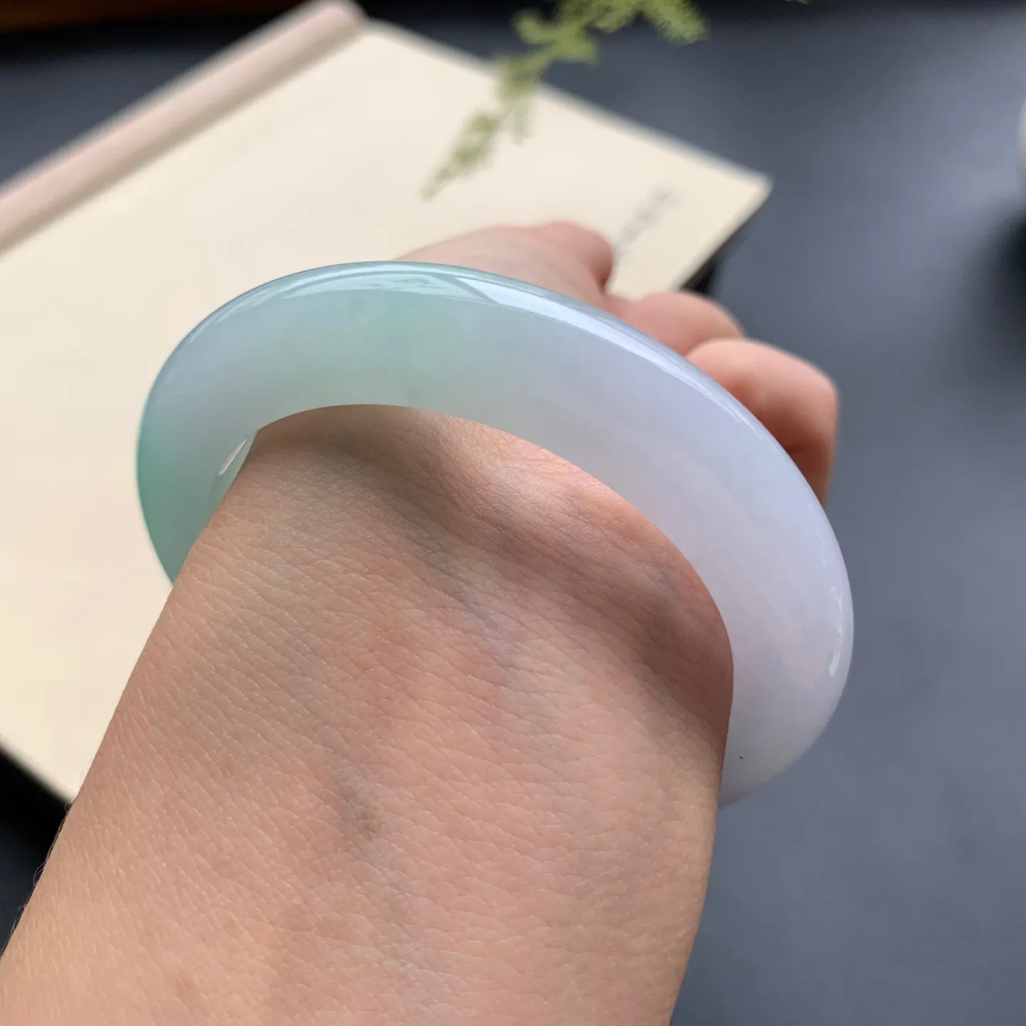 52圈口飘绿正圈手镯 尺寸：52-10.5-9.2，无纹裂，水润细腻，优美迷人