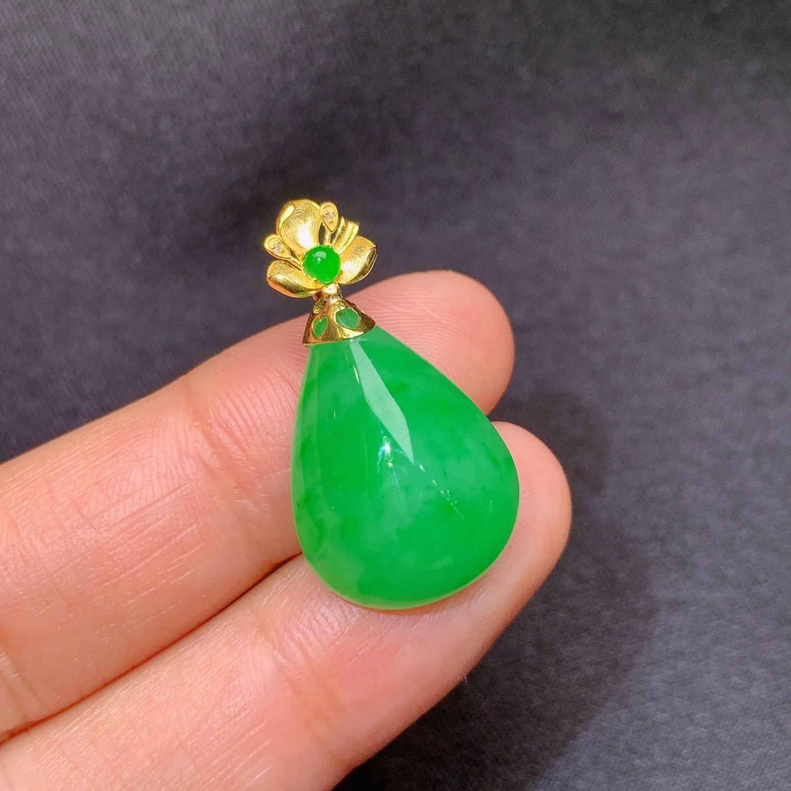 阳绿水滴吊坠，18k金镶嵌，色泽鲜阳，冰润细腻，种水足， 尺寸27.2*14.9*8