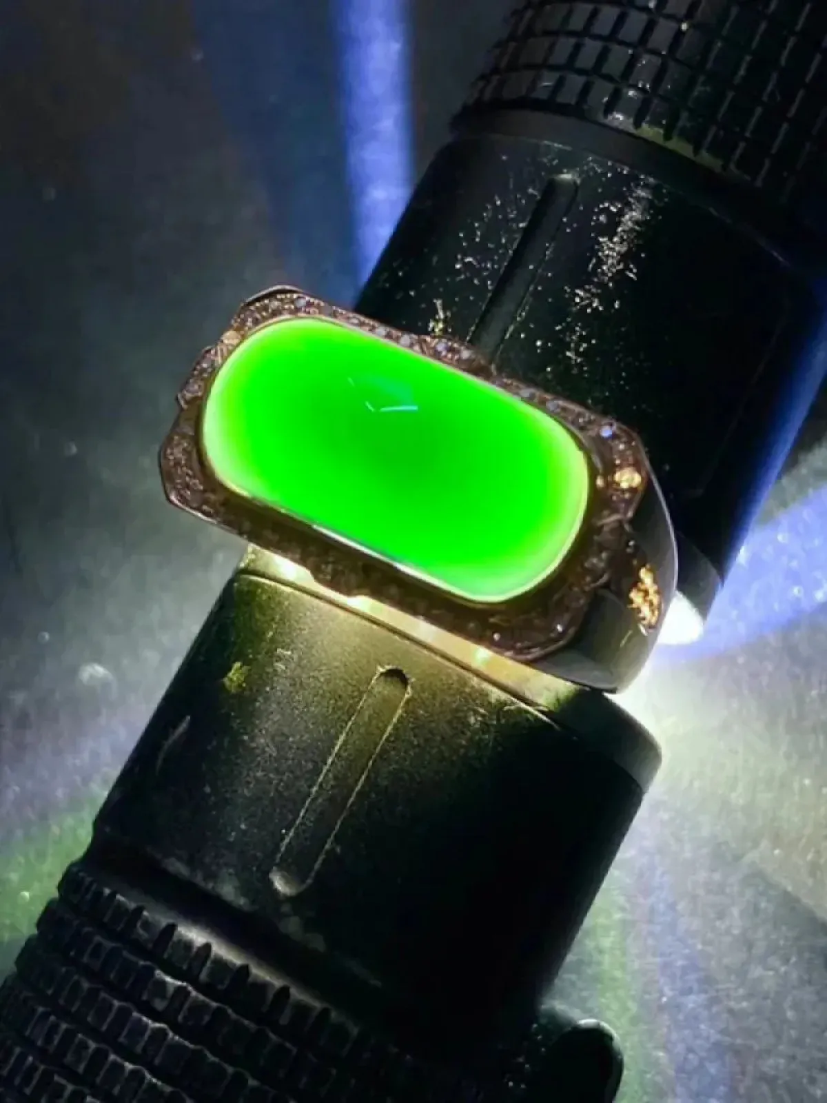 墨翠【马鞍戒指】18K金+南非钻镶嵌，细腻干净，黑度极黑，性价比高，雕工精湛，打灯透绿 裸石尺寸：17.7*9.2*6.8‘