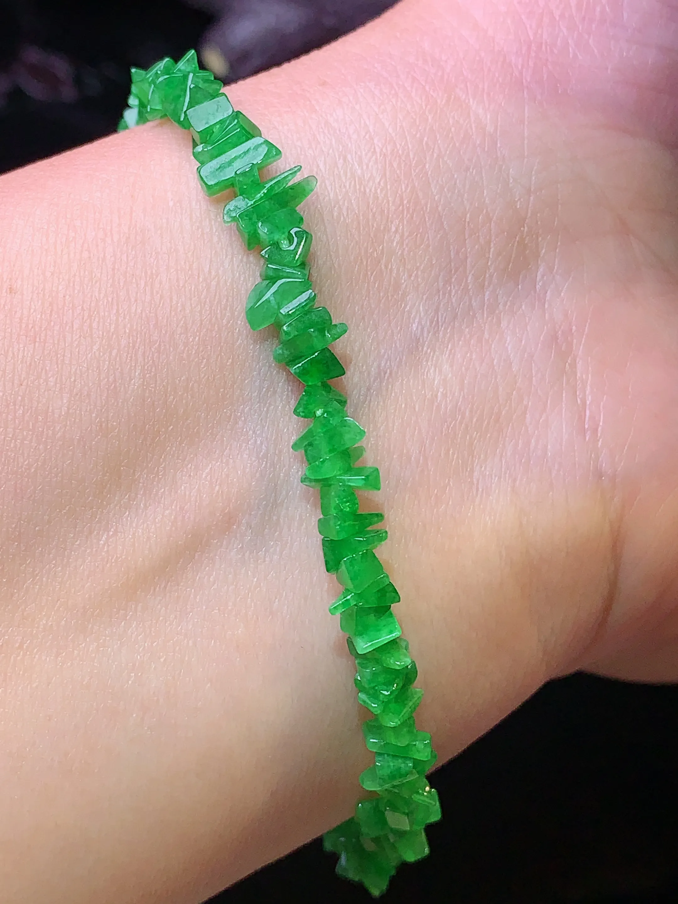 满绿随形手链 玉质细腻 色泽清新艳丽 整体尺寸7.5*3*2.5