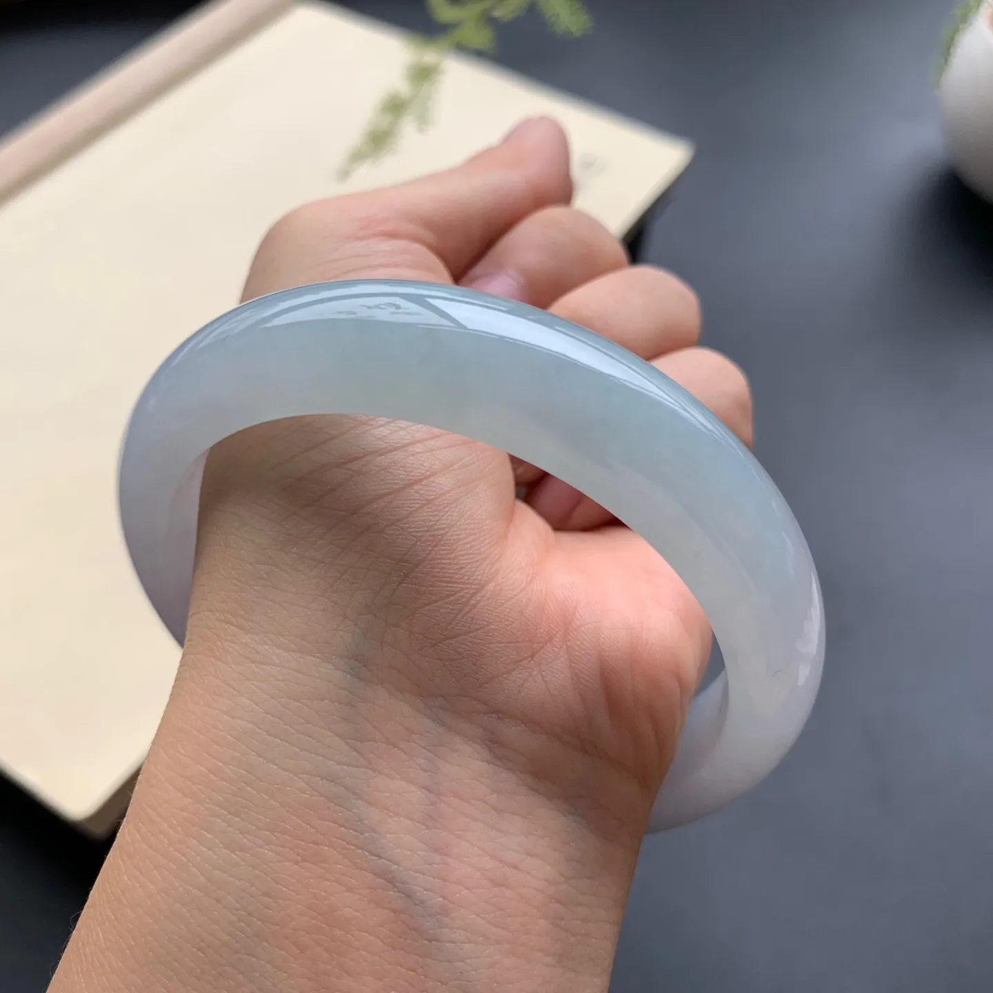 60.6圈口冰底色正圈手镯 尺寸：60.6-14-8.5，无纹裂，水润起胶，细腻光滑