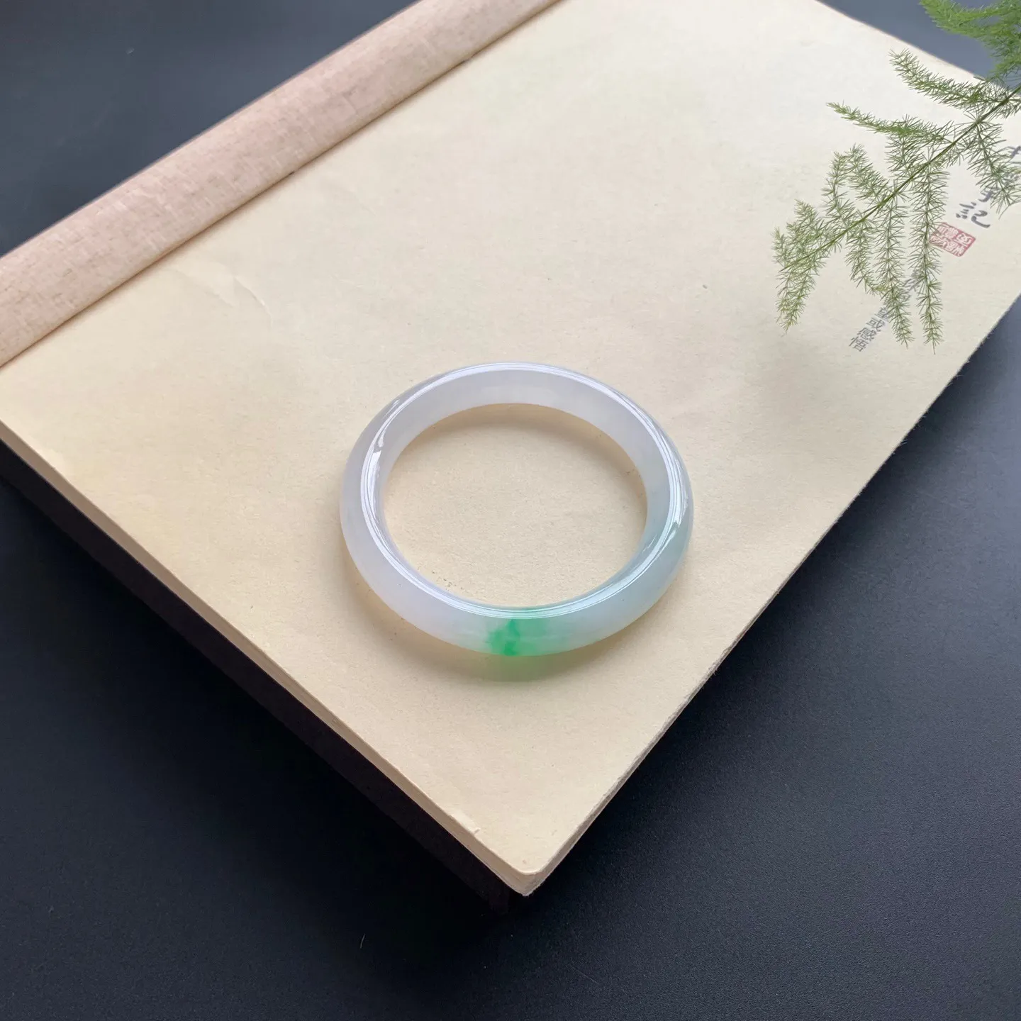 52圈口冰飘绿圆条手镯 尺寸：52-9，无纹裂，水润透亮，优雅迷人