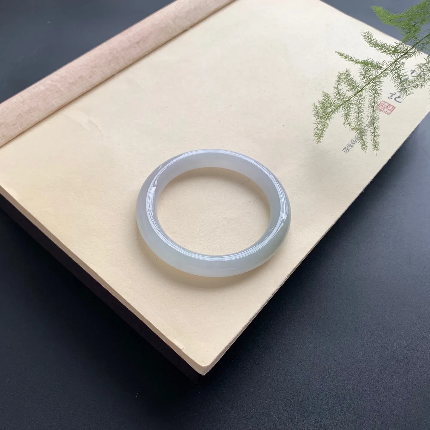 55圈口冰圆条手镯 尺寸：55-9.6，无纹裂，水润起胶，条形饱满