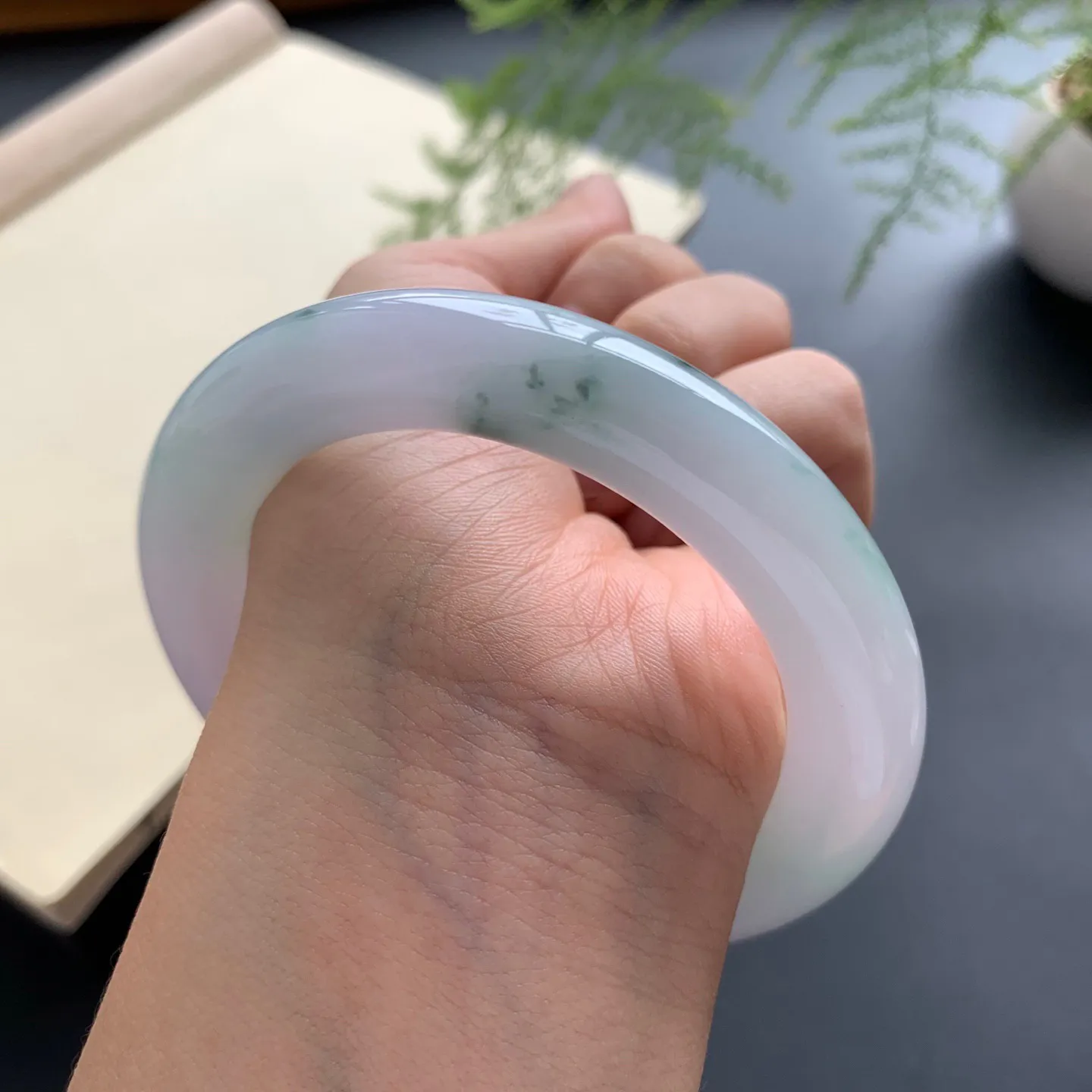 56圈口飘花圆条手镯 尺寸：56-11.3-11.8，无纹裂，细腻光滑，清爽干净