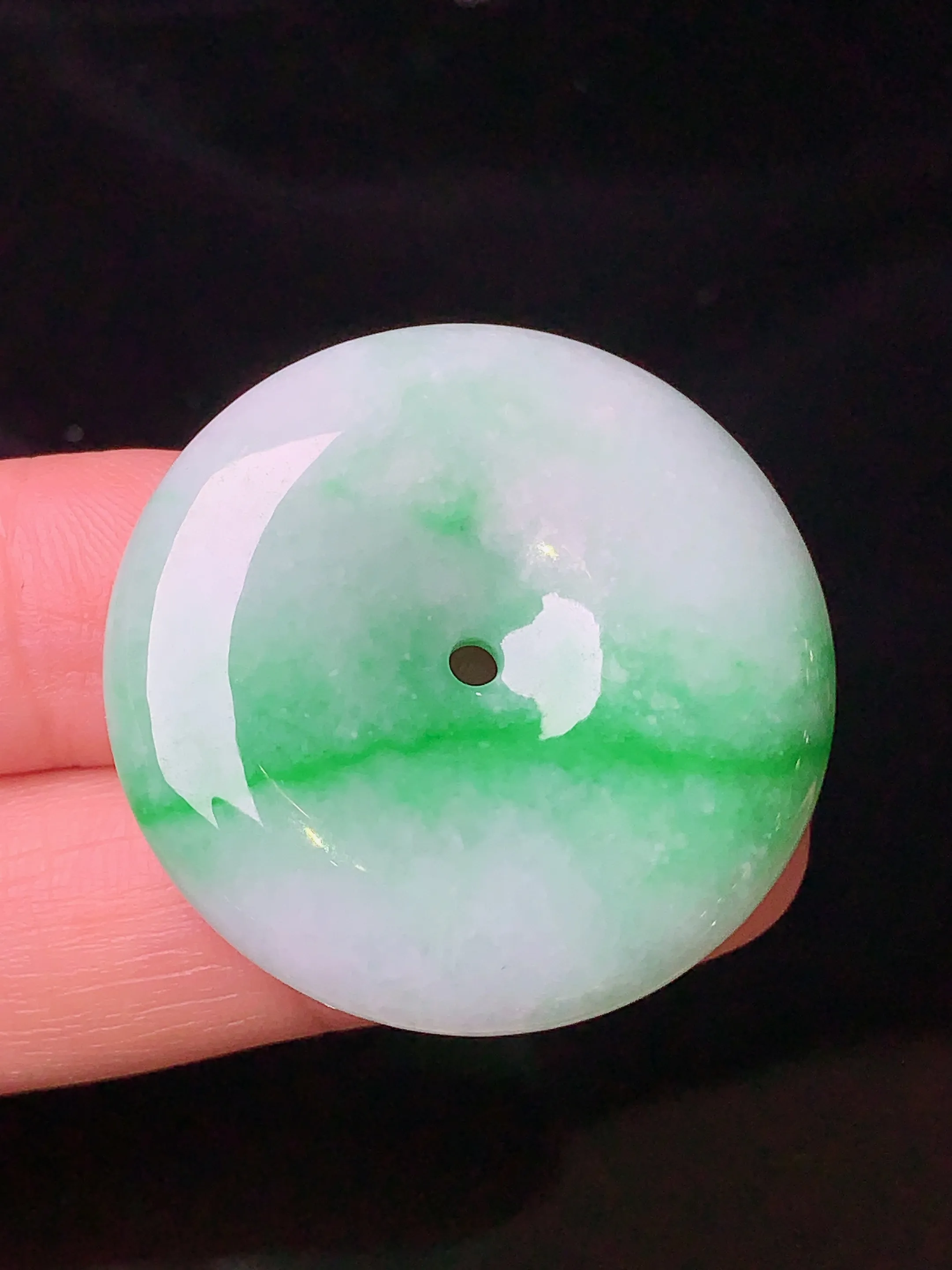 飘绿平安扣吊坠 玉质细腻 色泽清新艳丽 整体尺寸32*6.2