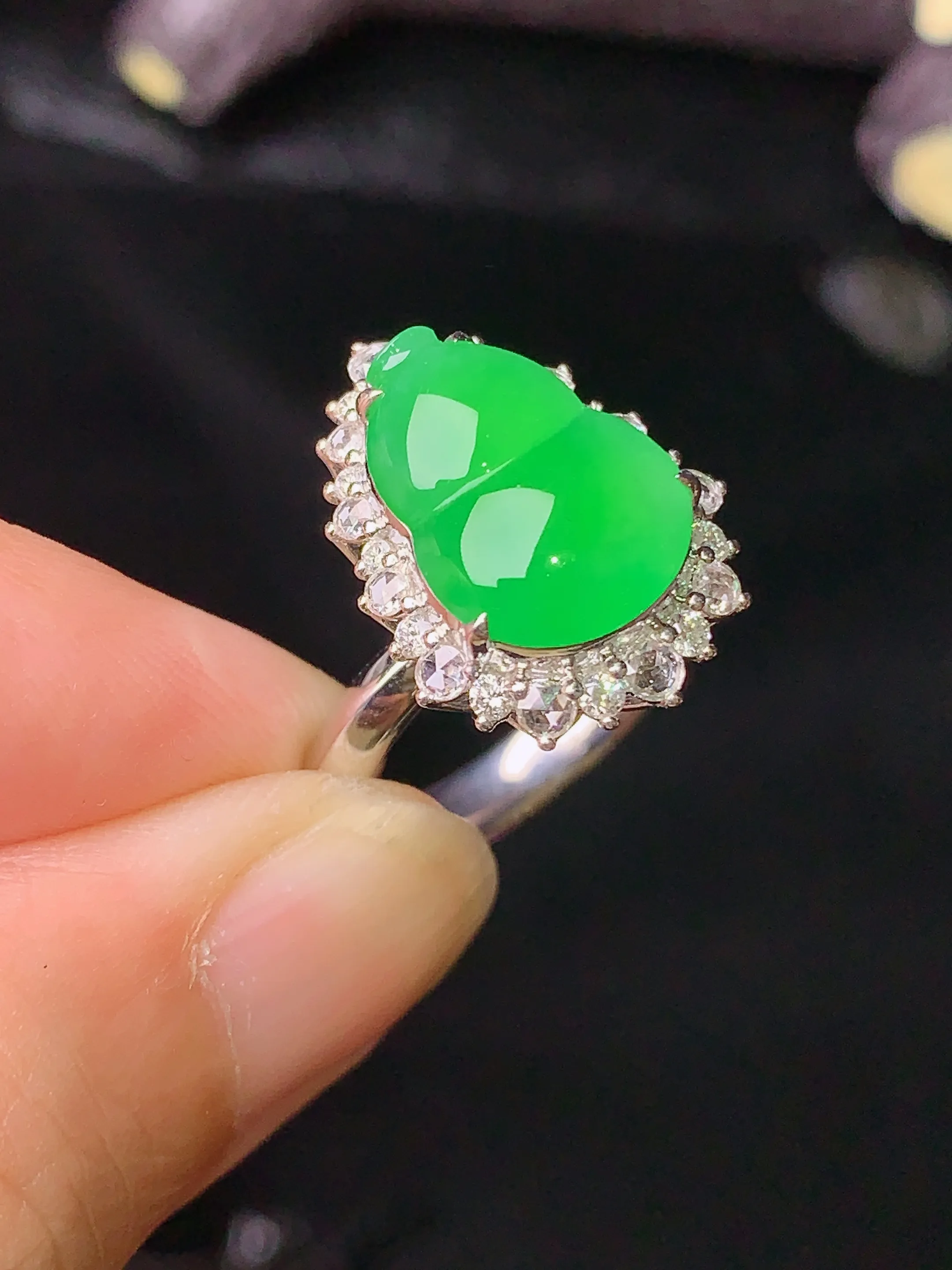 18k金钻镶嵌葫芦戒指 玉质细腻 色泽清新艳丽 圈口13.5 整体尺寸17.8*13.3*10