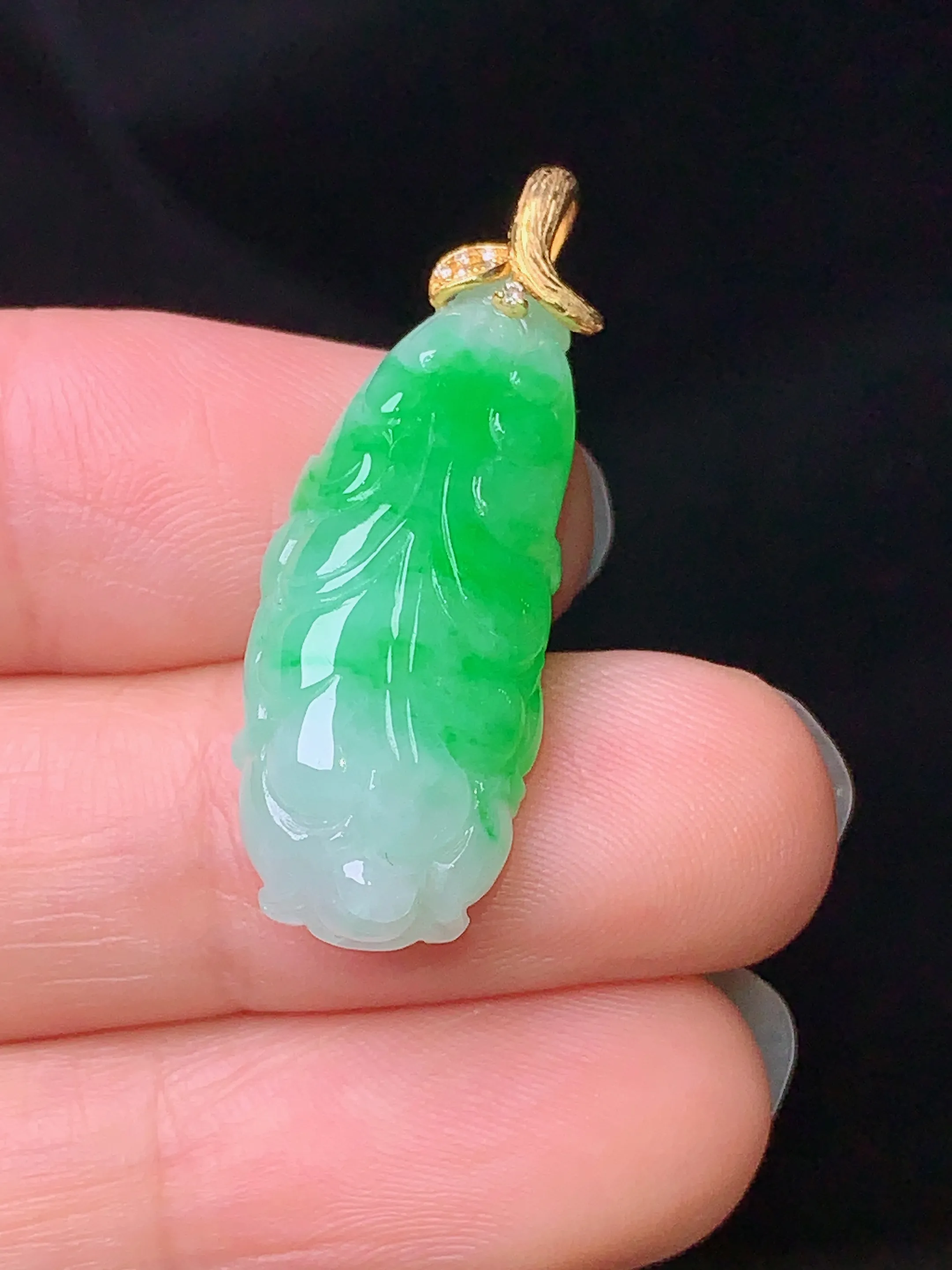 18k金钻镶嵌翠绿白菜吊坠 玉质细腻 色泽清新艳丽 整体尺寸33*11.5*7