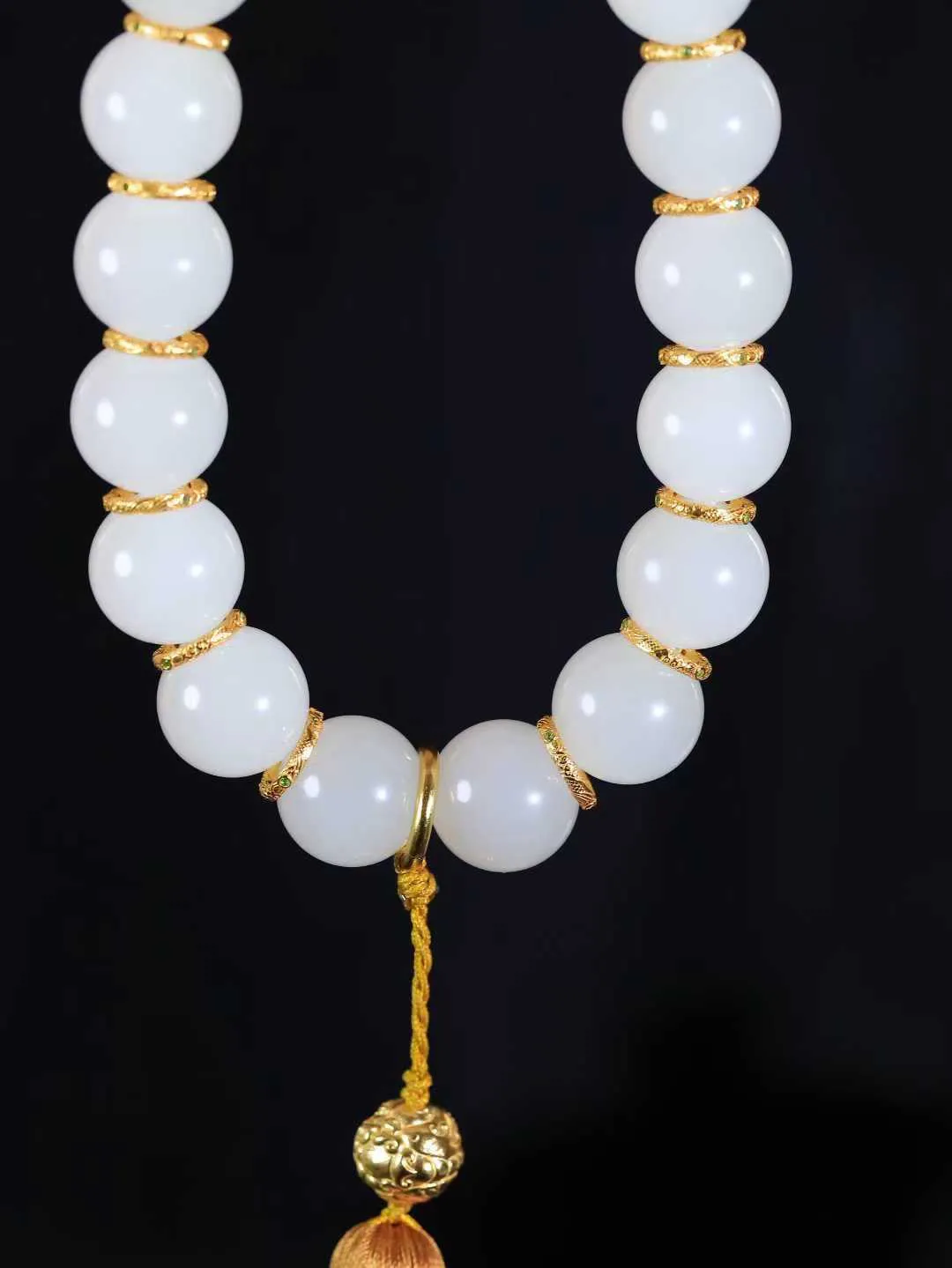 【珠圆玉润.手持】

收藏级️和田玉白玉珠圆玉润手持玉质温润细腻  整串打磨圆润，佩戴舒适。珠珠落玉盘，间关莺语花底滑，一生美好时光，无论身在何处，都有它相伴相守。事事顺遂，幸福美满，吉祥如意。重142克 尺寸取一16mm  FDA-11110433