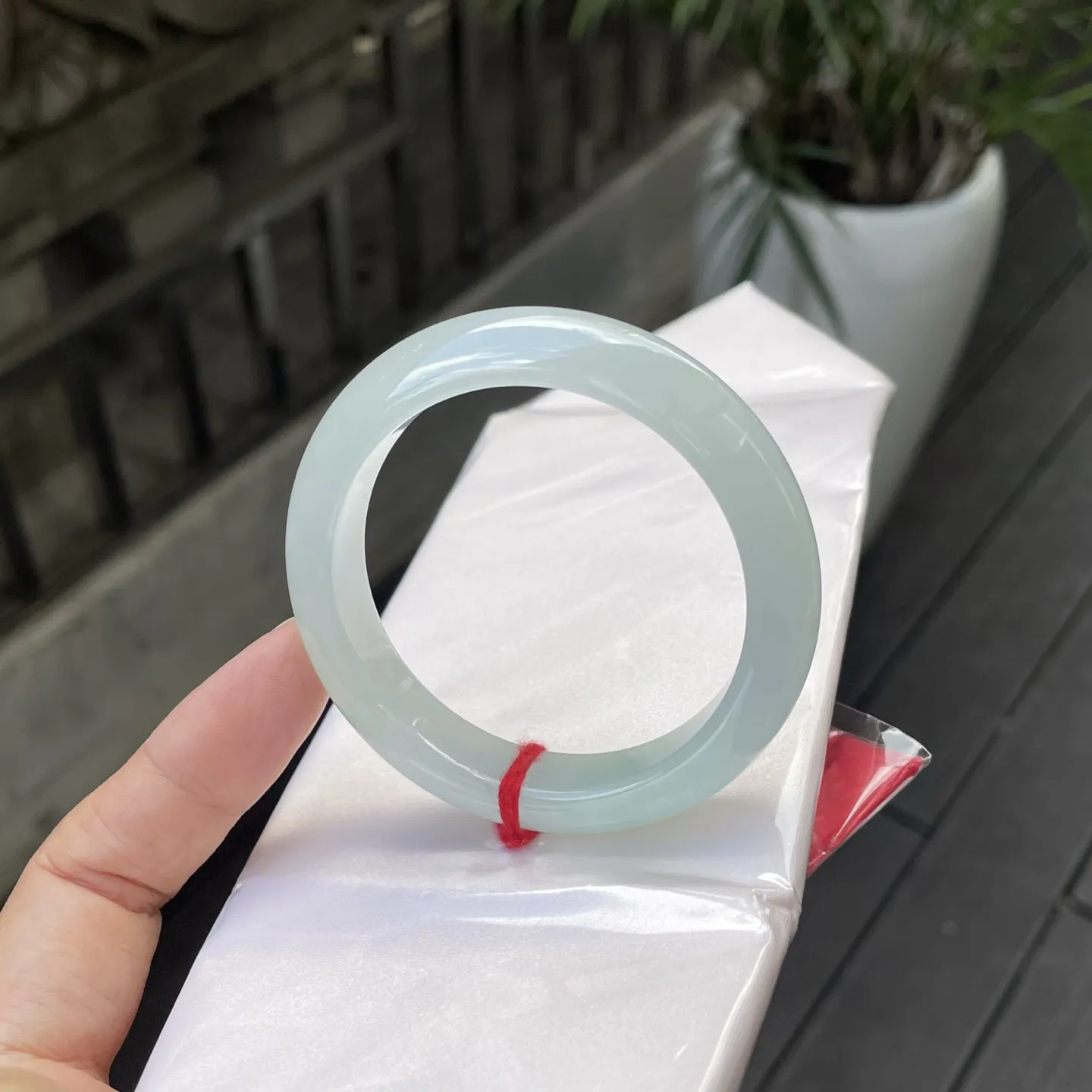 52圈口
晴底，色泽如清晨薄雾里的新柳，清新又柔和，