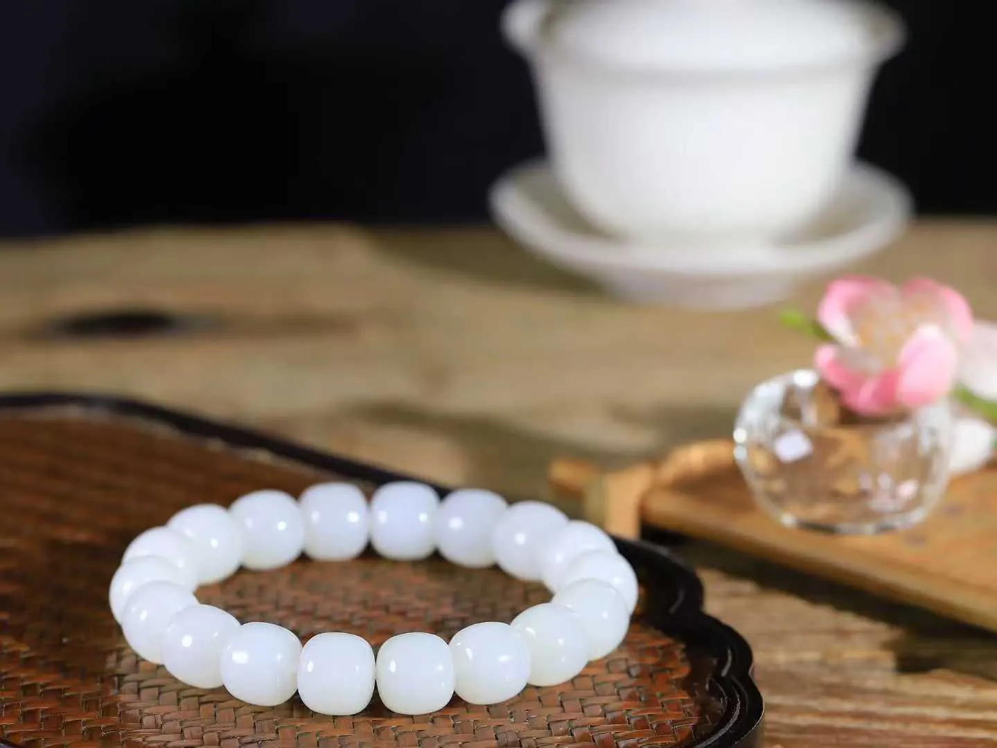 （老型珠.手串）

精品 和田玉白玉老型珠手串，玉质细腻油润 饱满光滑 质朴无华，悠远简单，人心境