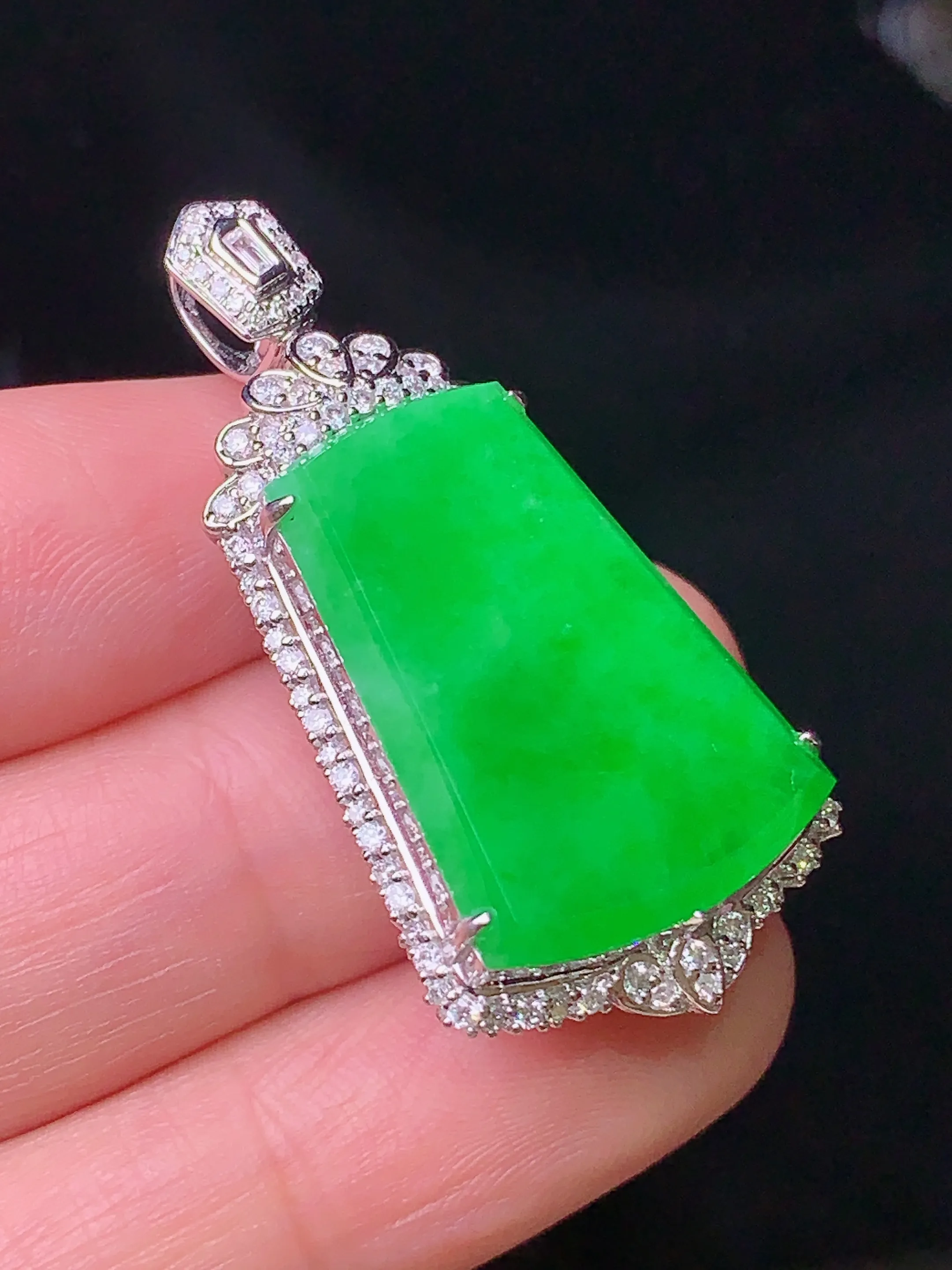 18k金钻镶嵌翠绿无事牌吊坠 玉质细腻 色泽清新艳丽 整体尺寸38*18.6*10