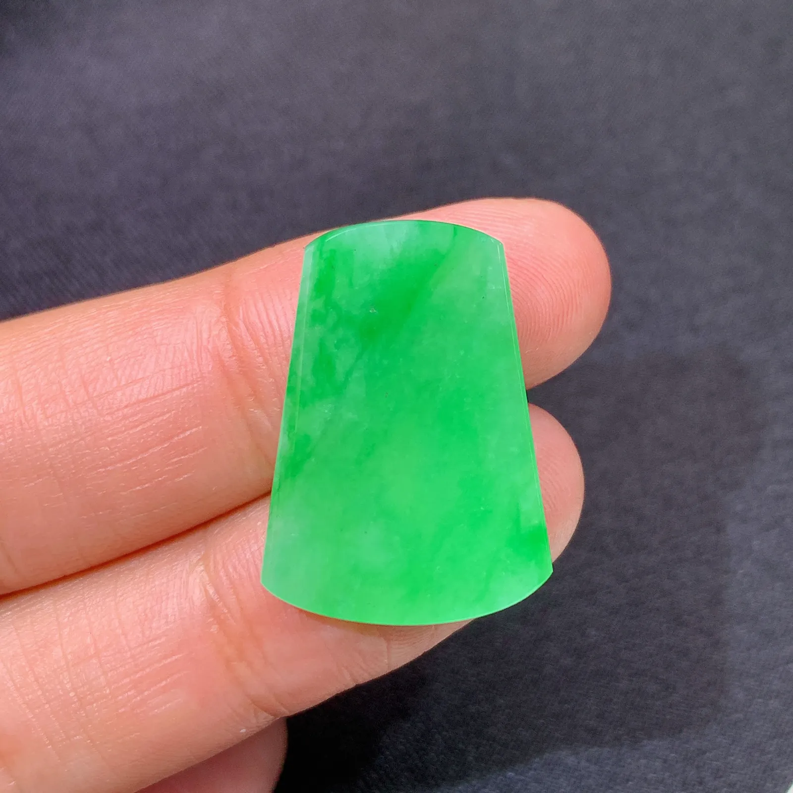 阳绿无事牌，冰润色阳，玉质细腻，种水足 尺寸23.5*16.9*2.9