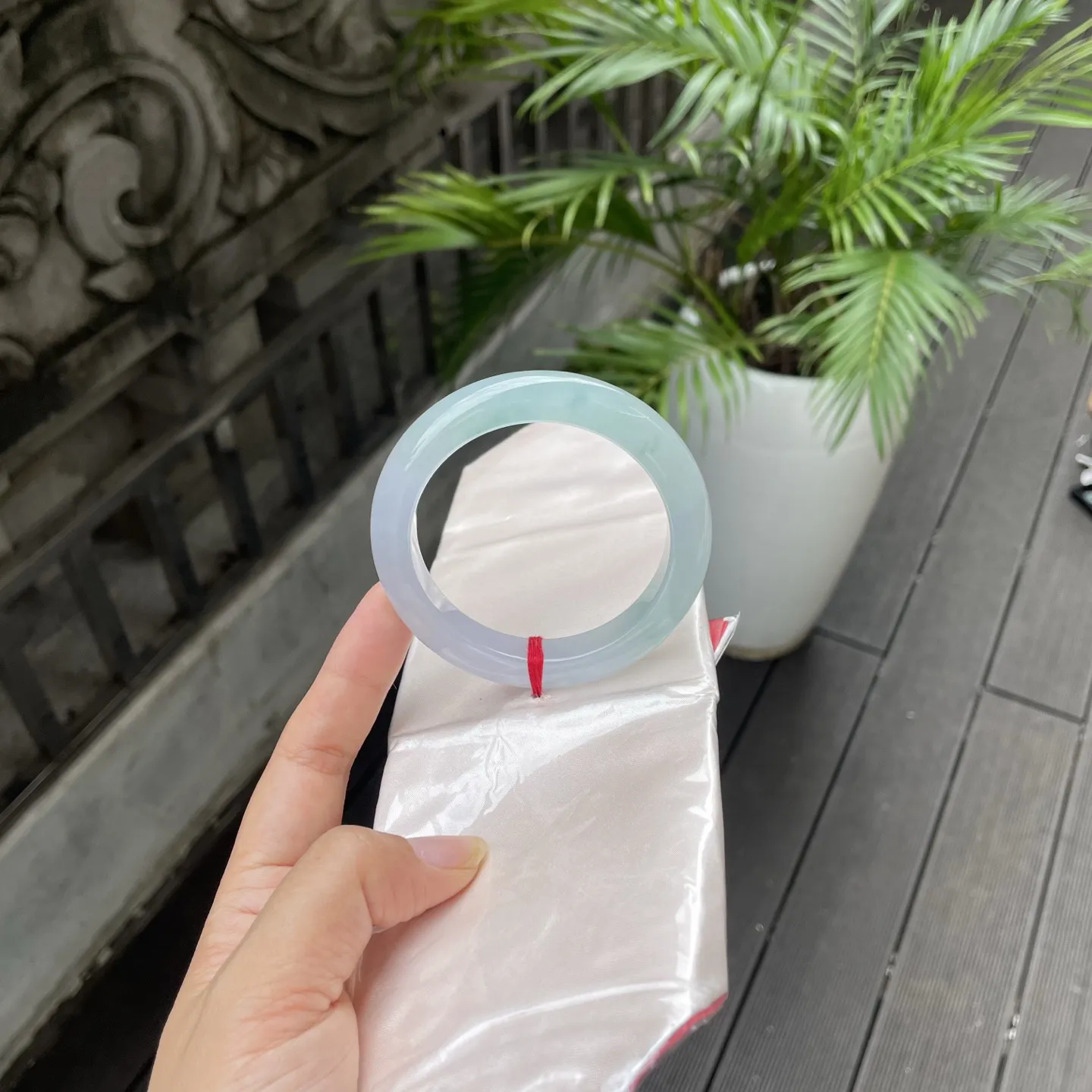 56+圈口
半山半水，飘花，那清浅的色泽在玉环间交融，紫与翠的晕染如天然的工笔