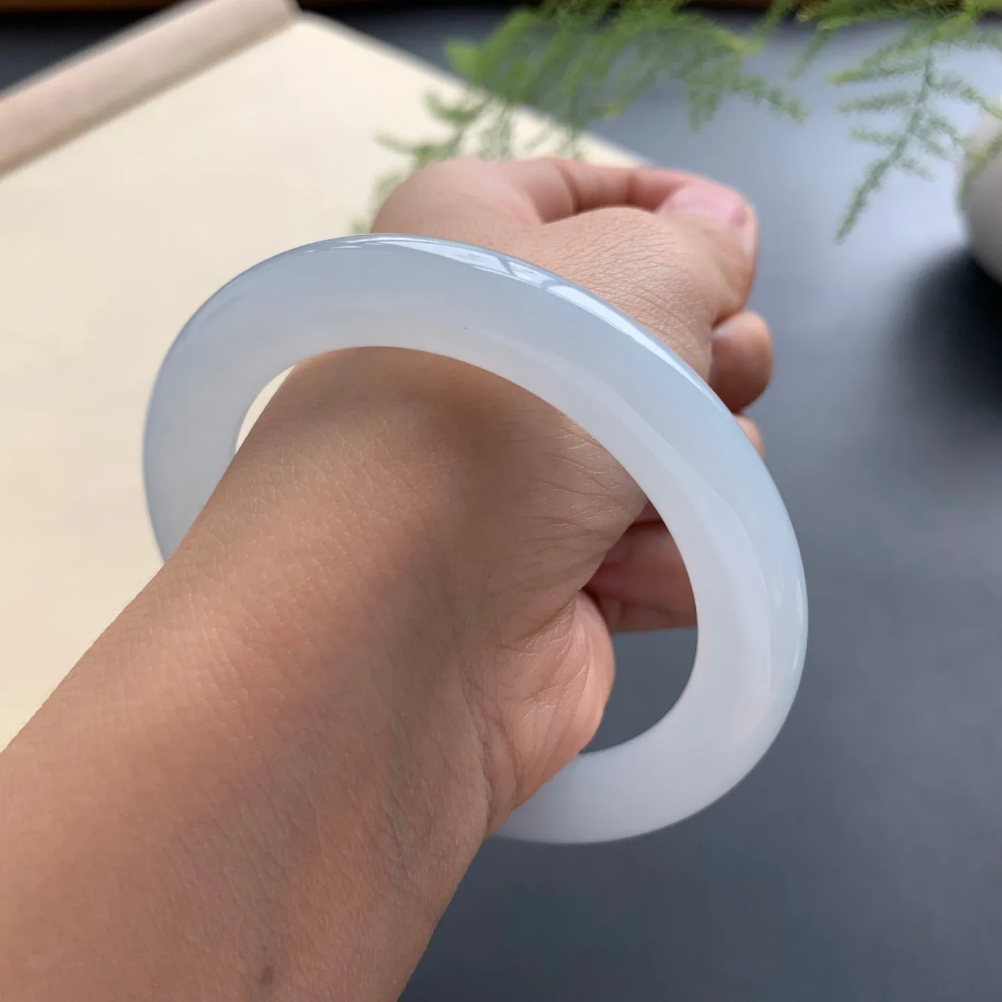 55圈口冰圆条手镯 尺寸：55-10-10.2，无纹裂，白净光滑，水润起胶