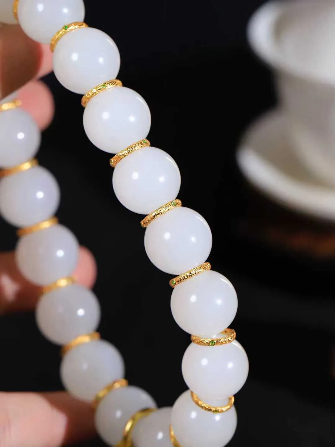 【珠圆玉润.手持】

收藏级️和田玉白玉珠圆玉润手持玉质温润细腻  整串打磨圆润，佩戴舒适。珠珠落玉盘，间关莺语花底滑，一生美好时光，无论身在何处，都有它相伴相守。事事顺遂，幸福美满，吉祥如意。重142克 尺寸取一16mm  FDA-11110433