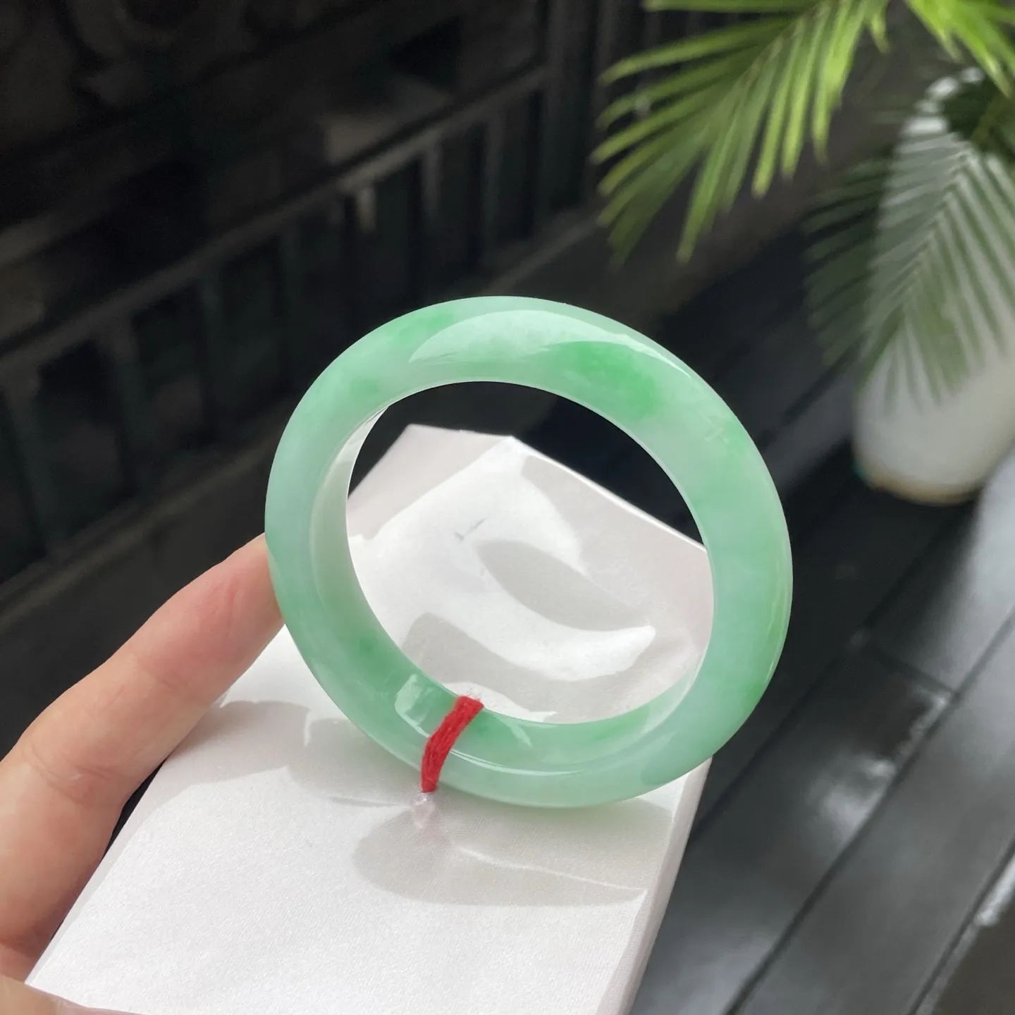 57圈口
带色，似一汪澄澈的春水，凝翠欲滴，在腕间流转出东方玉韵的温婉