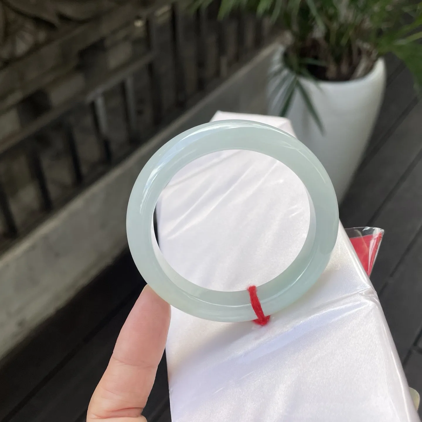 52圈口
晴底，色泽如清晨薄雾里的新柳，清新又柔和，